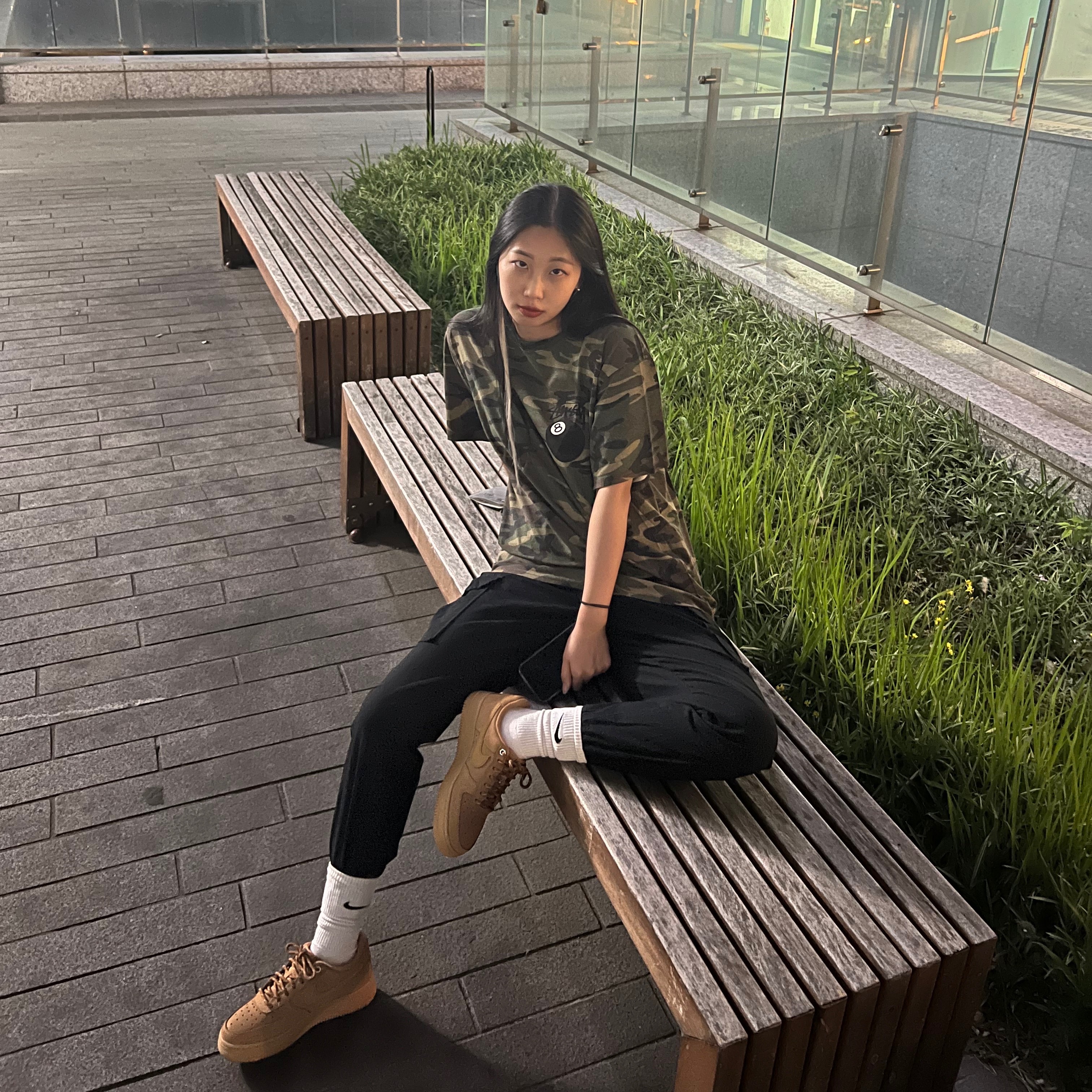 Stussy 8 Ball T-Shirt Camo, Nike Air Force 1 '07 WB Flax 착용 스타일