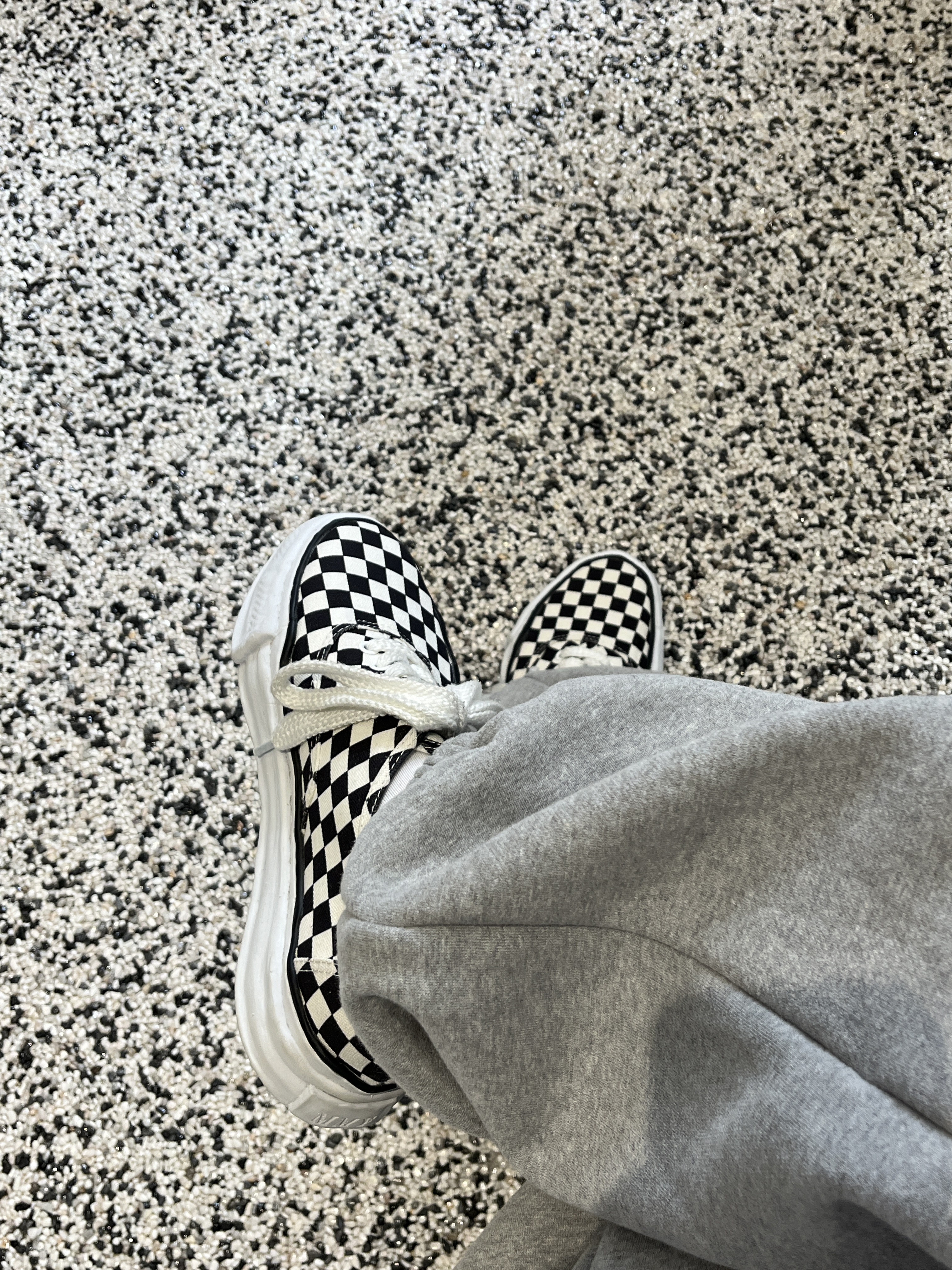 Maison Mihara Yasuhiro Baker OG Sole Canvas Low Cut Sneakers Black White 착용 스타일 - 4