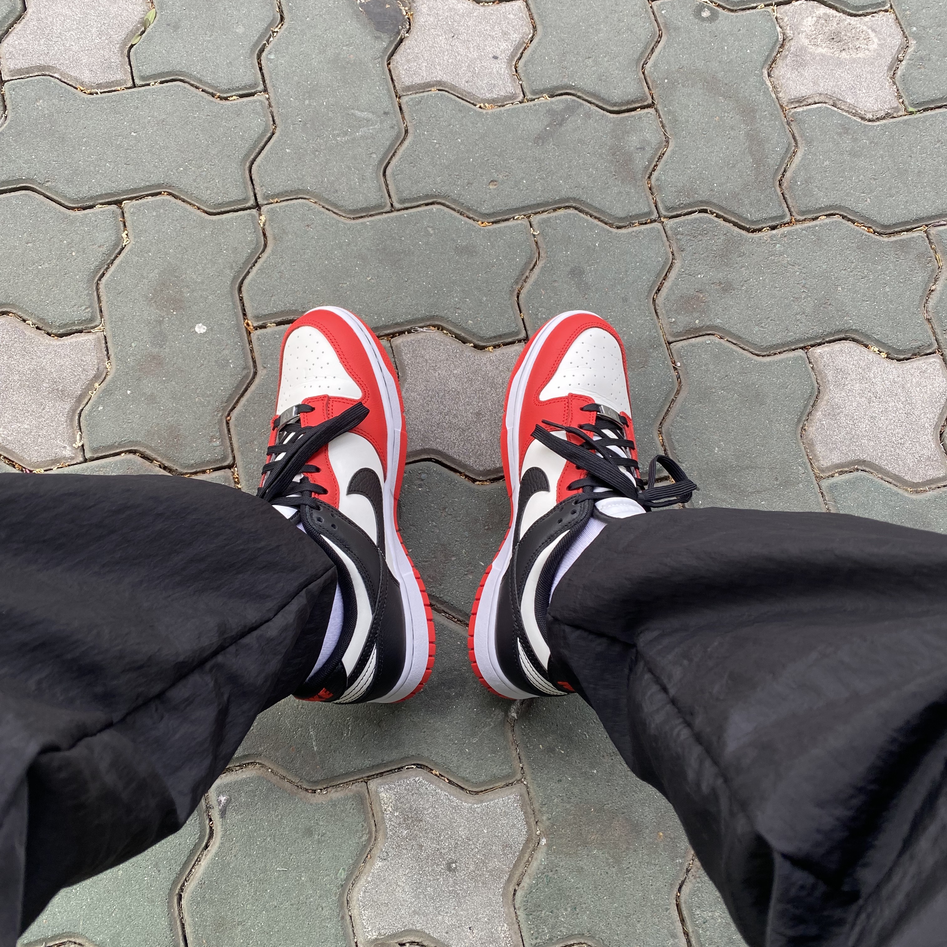 Nike x NBA Dunk Low Retro EMB Black and Chile Red 착용 스타일