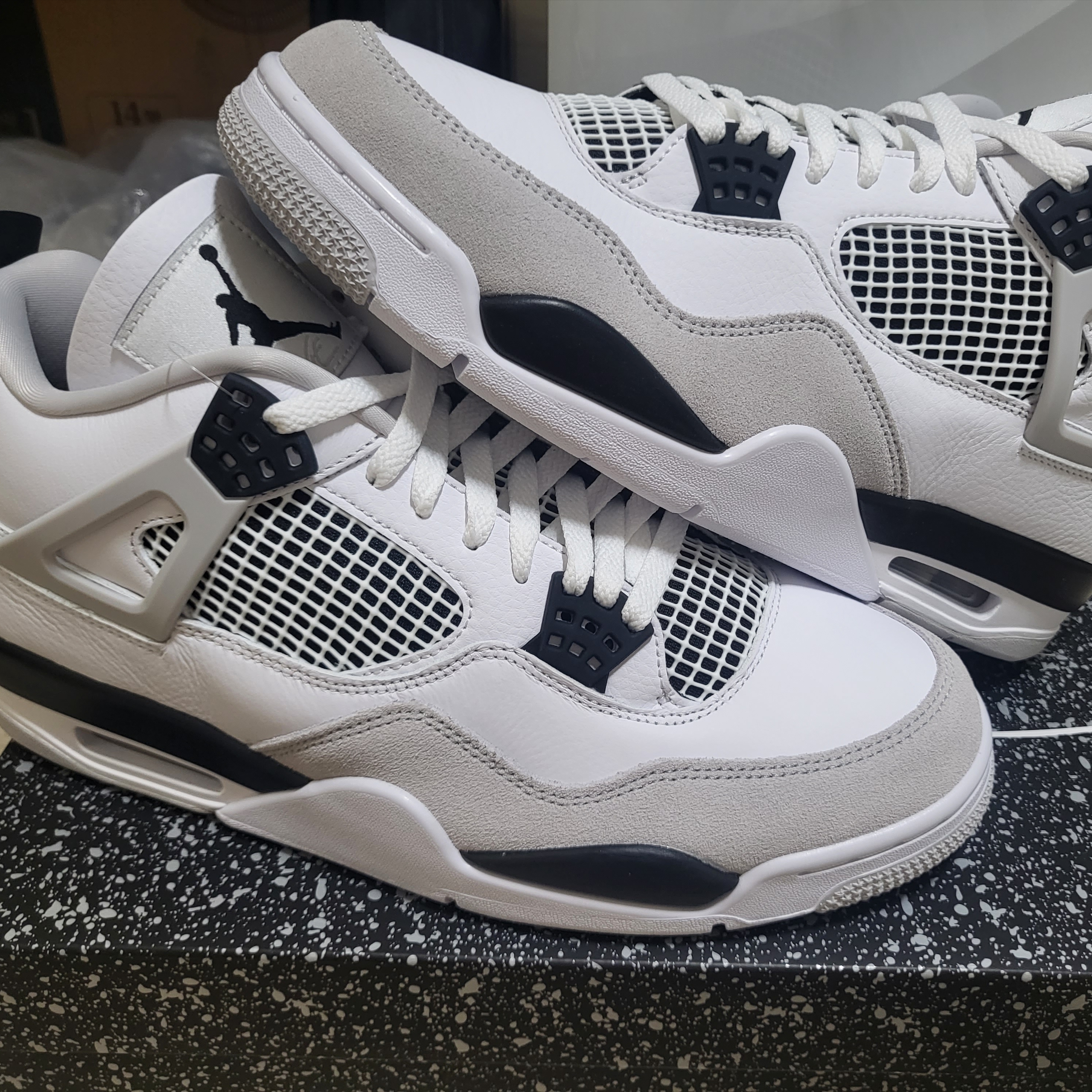 Jordan 4 Retro White and Black 착용 스타일