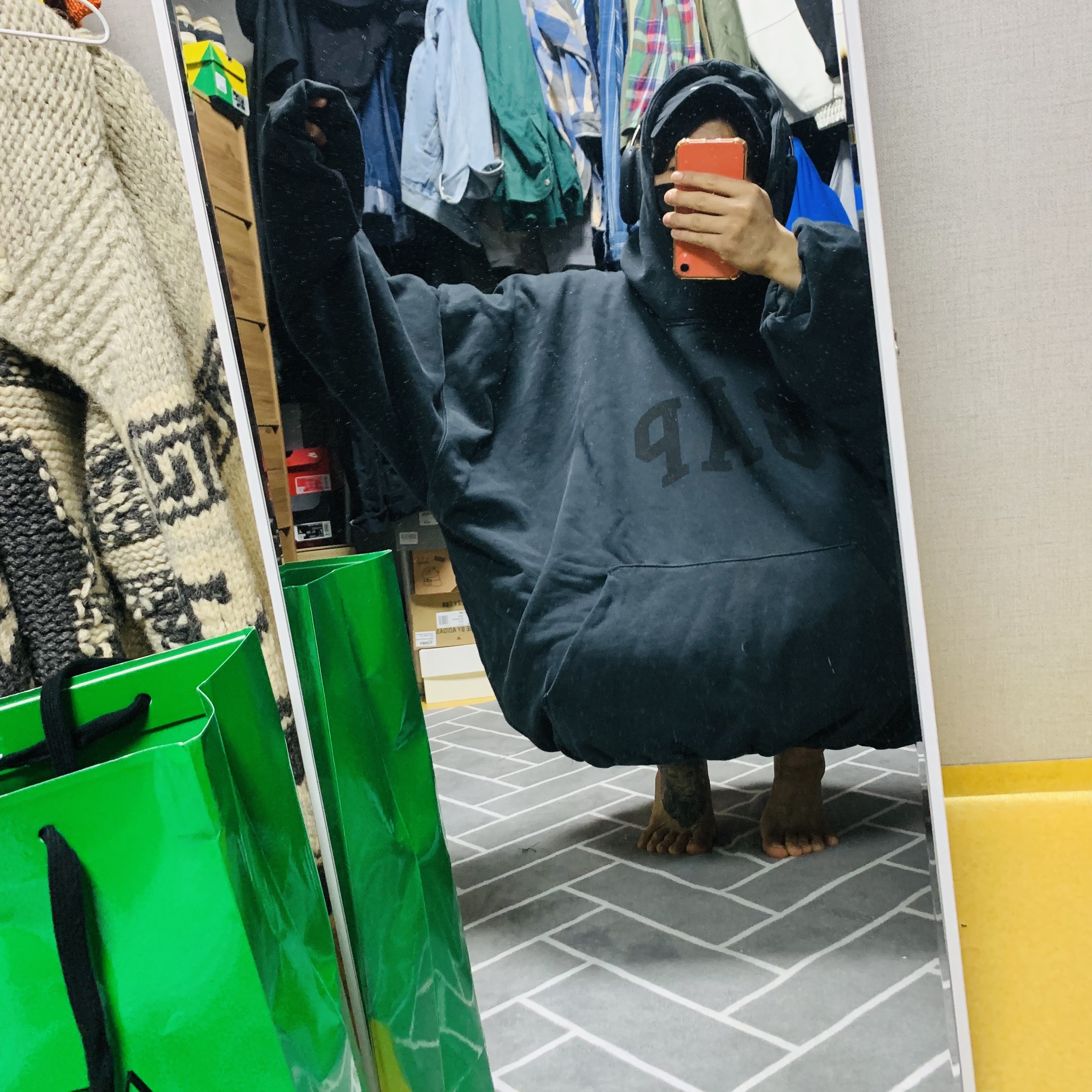 Yeezy Gap Engineered By Balenciaga Dove Hoodie Washed Black, Apple AirPods Max Lightning Space Gray (Korean Ver.) 착용 스타일