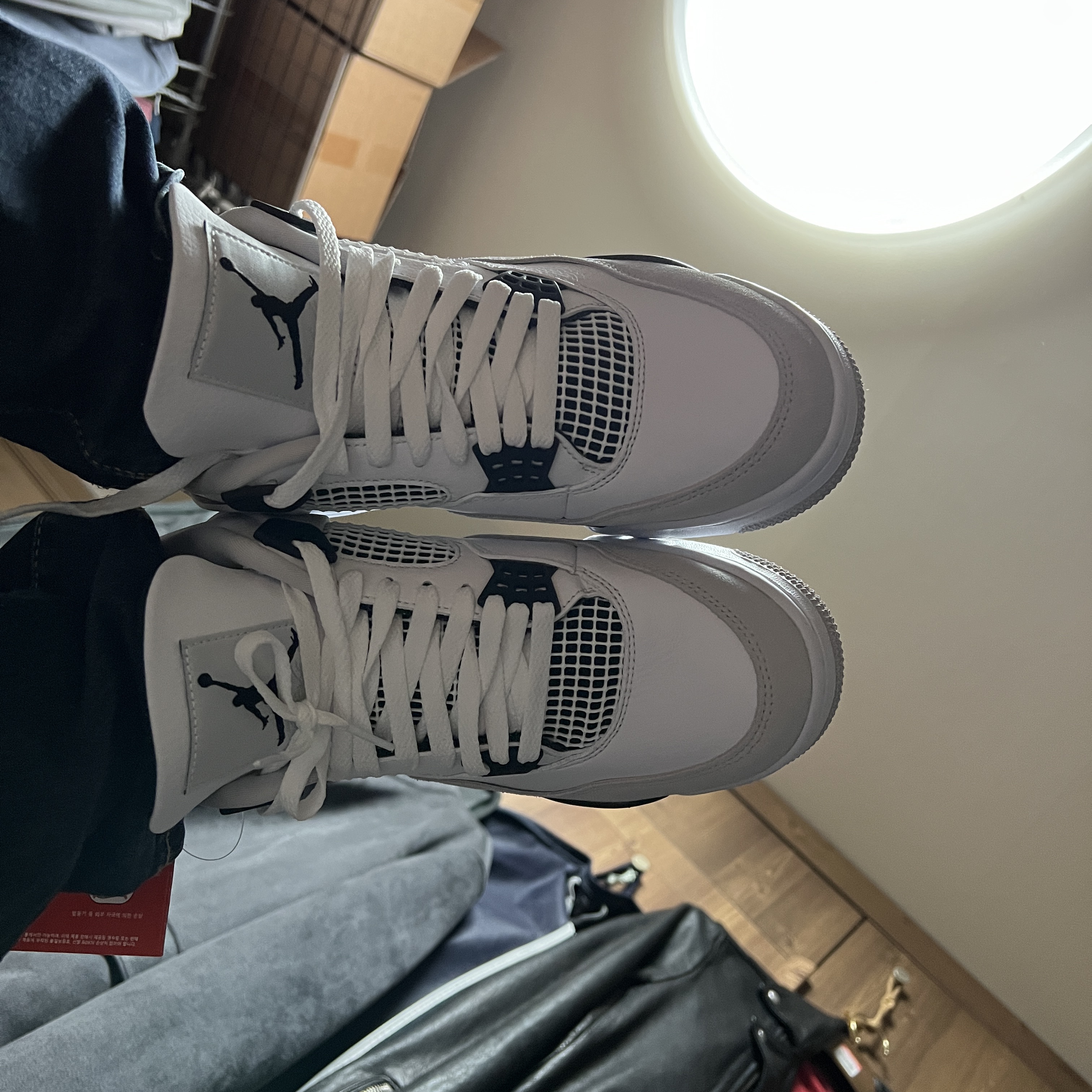 Jordan 4 Retro White and Black 착용 스타일 - 1