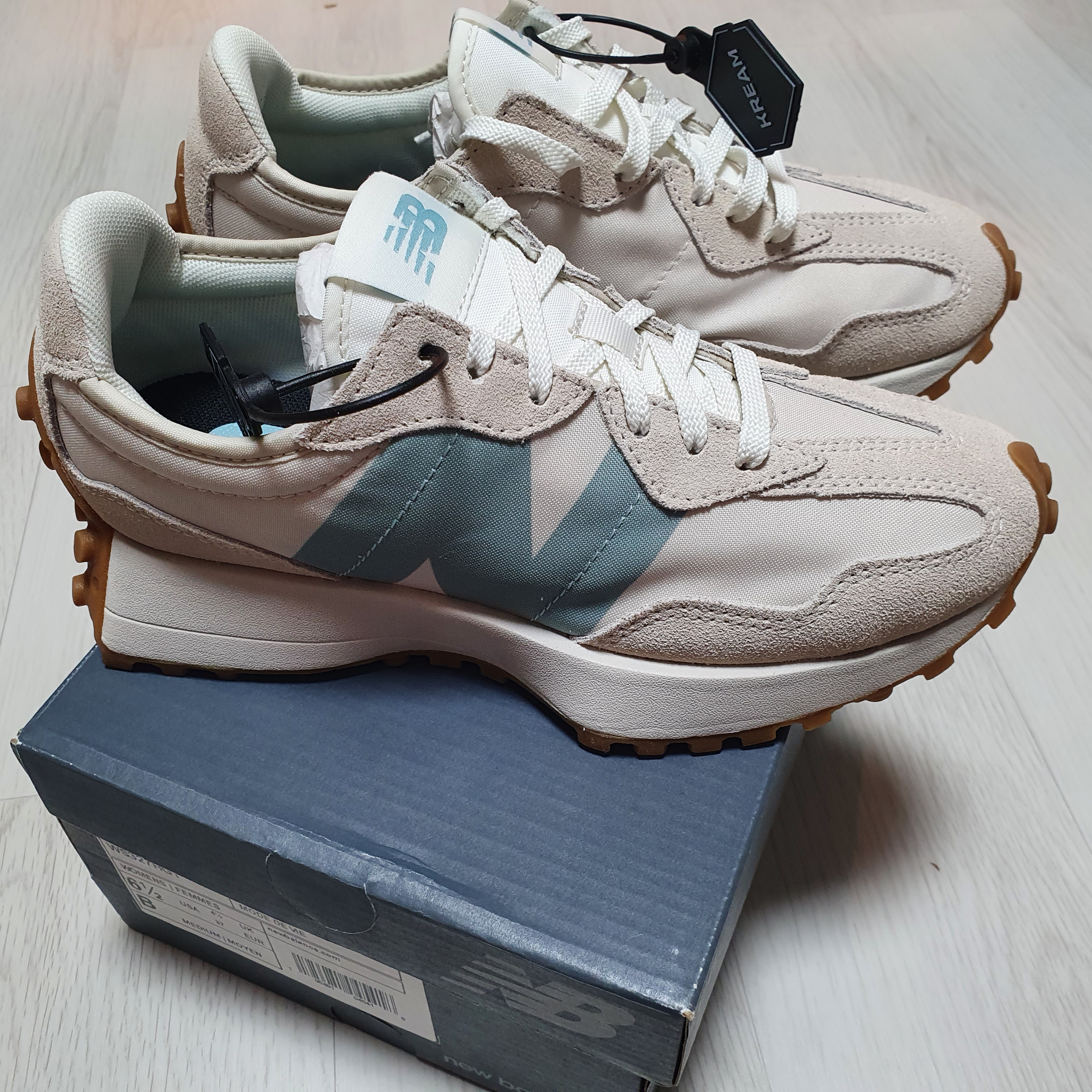 (W) New Balance 327 Moonbeam Storm Blue 착용 스타일