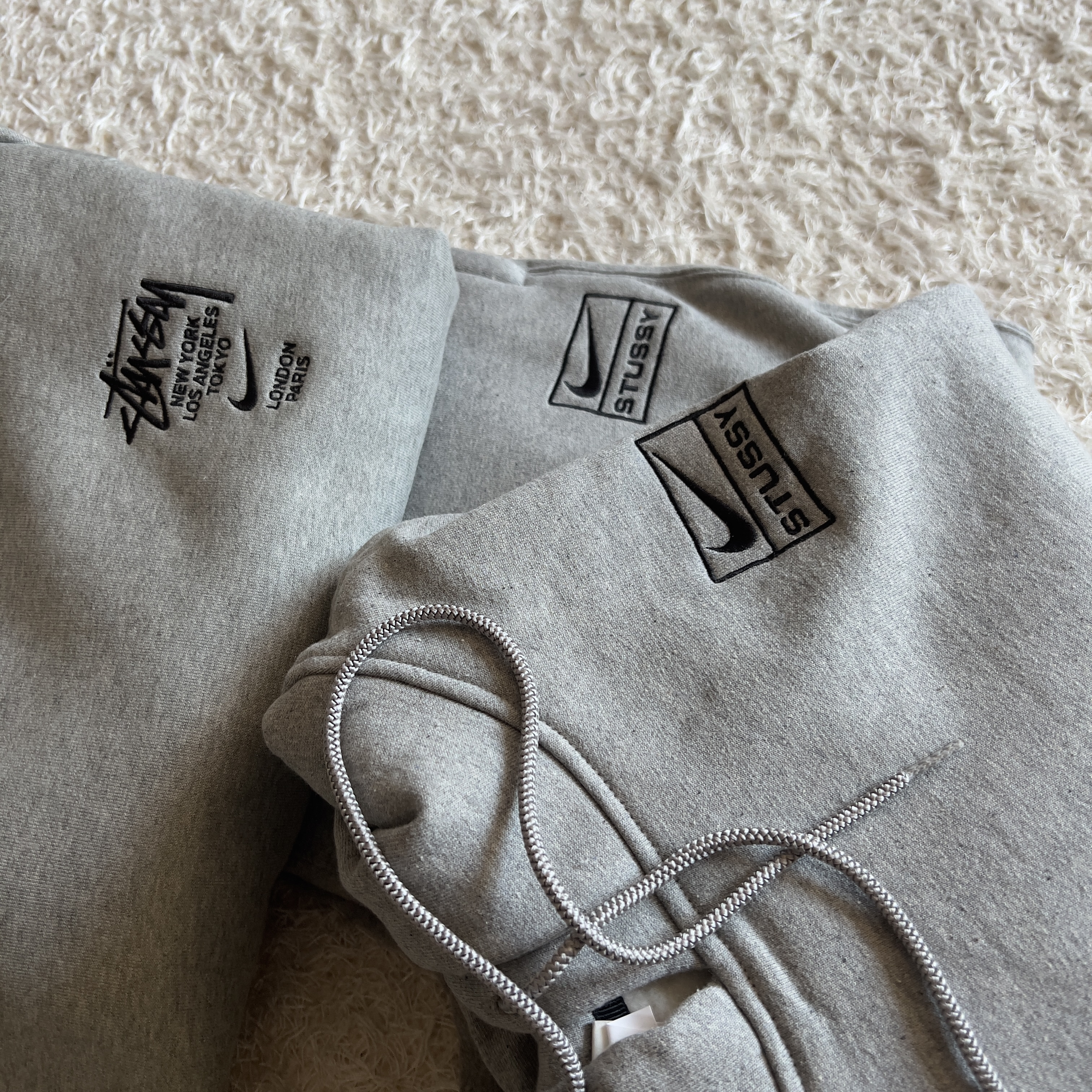 Nike x Stussy NRG RA Pullover Hoodie Dark Grey Heather (DJ9488-063), Nike x Stussy NRG RA Fleece Pants Dark Grey Heather (DJ9490-063) 착용 스타일