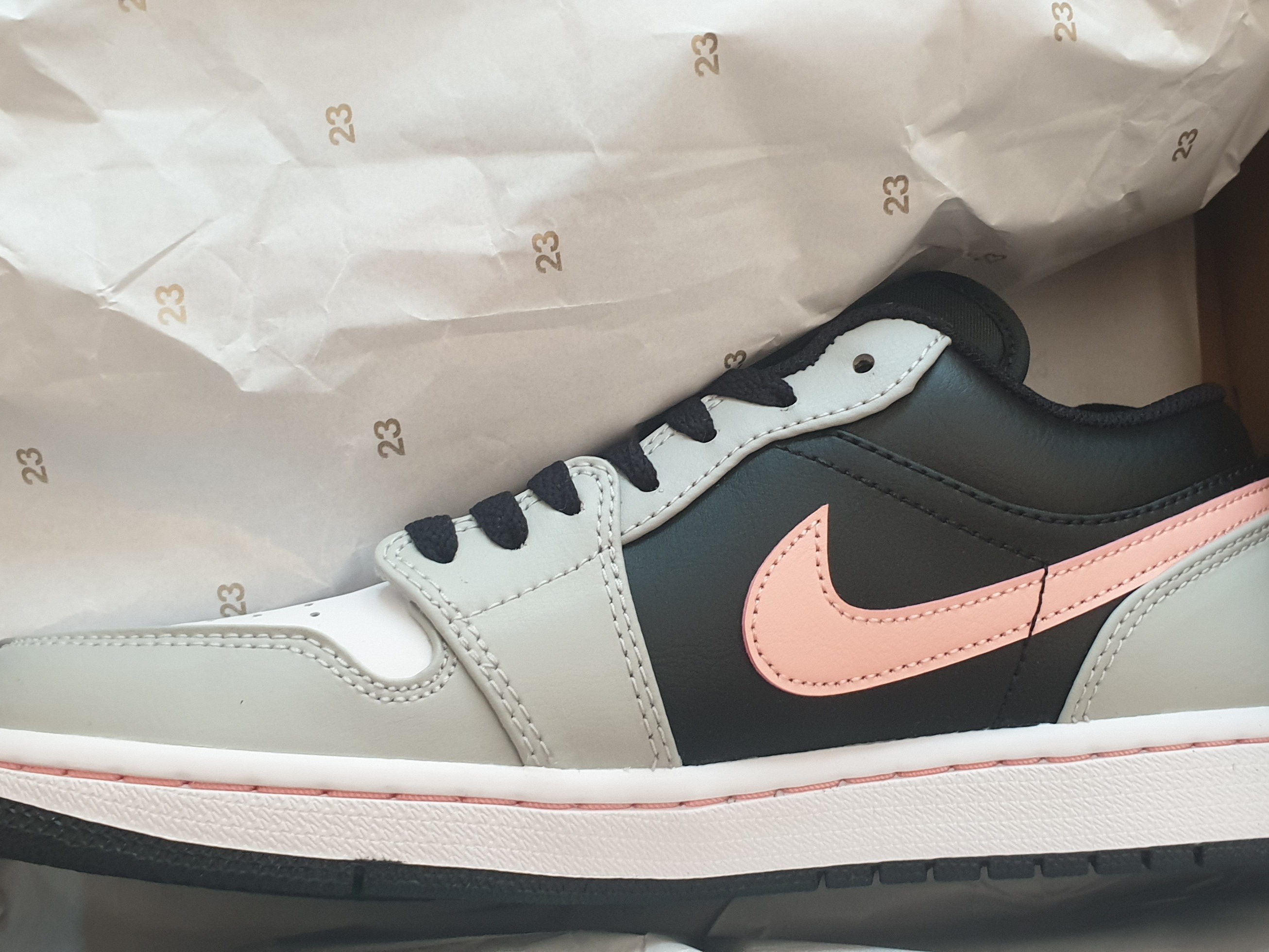 Jordan 1 Low Grey Fog Black Bleached Coral 착용 스타일