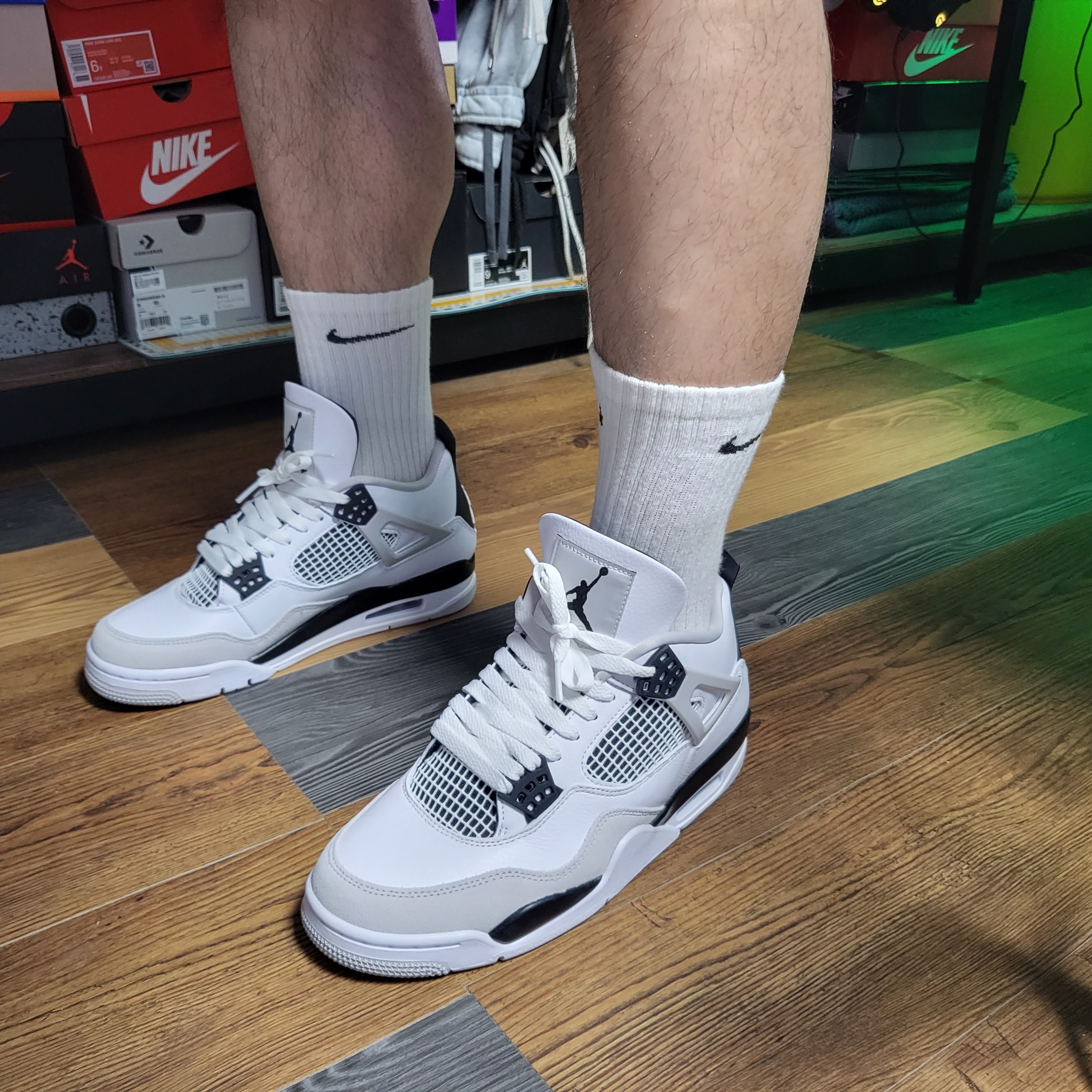 Jordan 4 Retro White and Black 착용 스타일 - 3