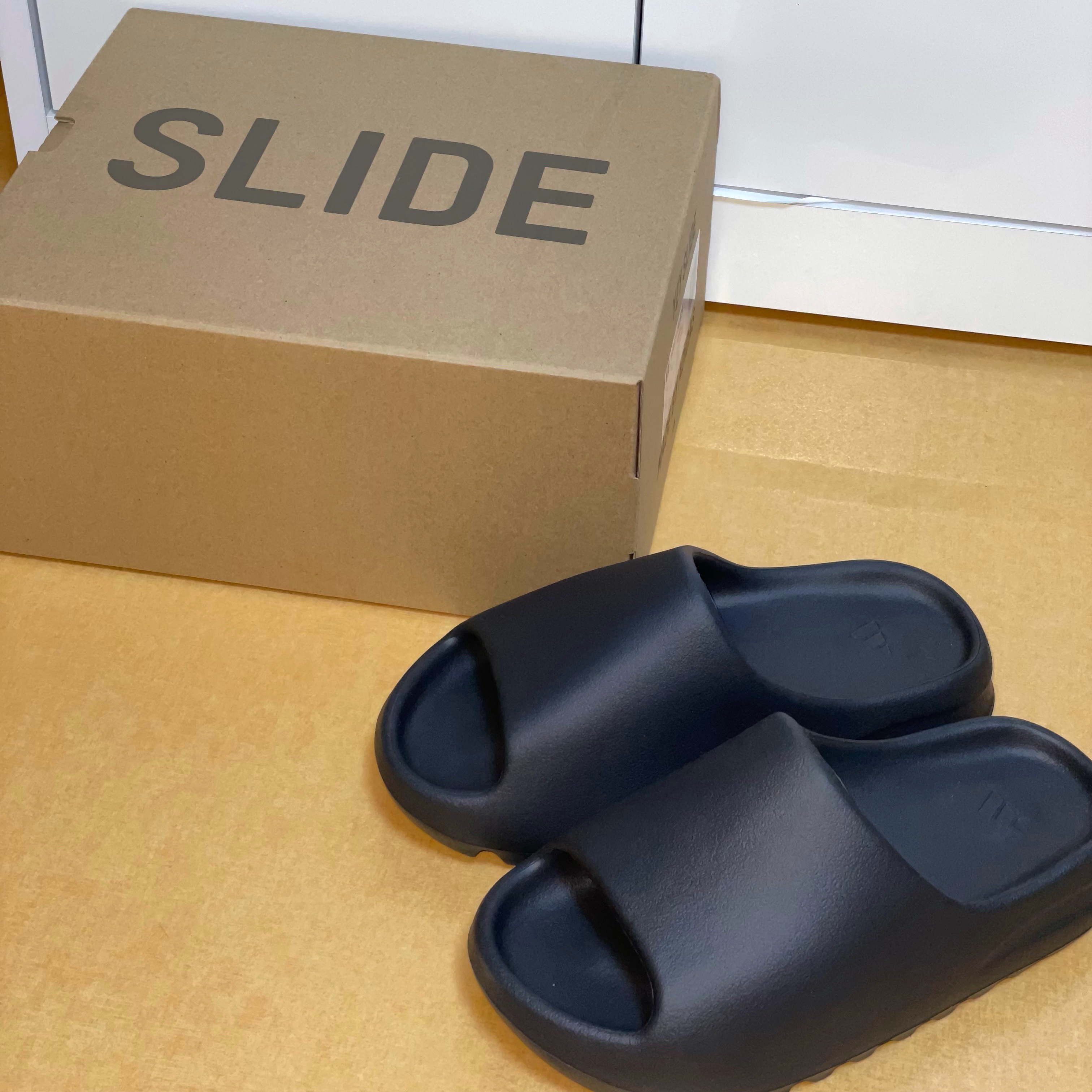 Adidas Yeezy Slide Onyx 착용 스타일 - 2