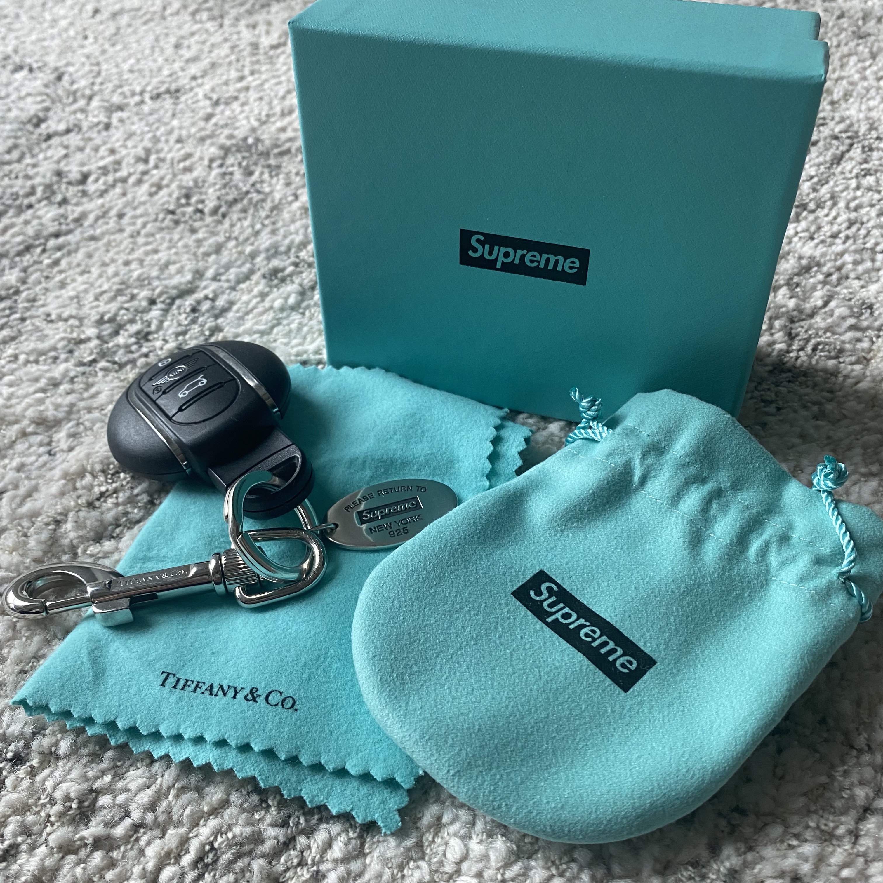 Supreme x Tiffany & Co. Return to Tiffany Oval Tag Keyring Silver - 21FW 착용 스타일