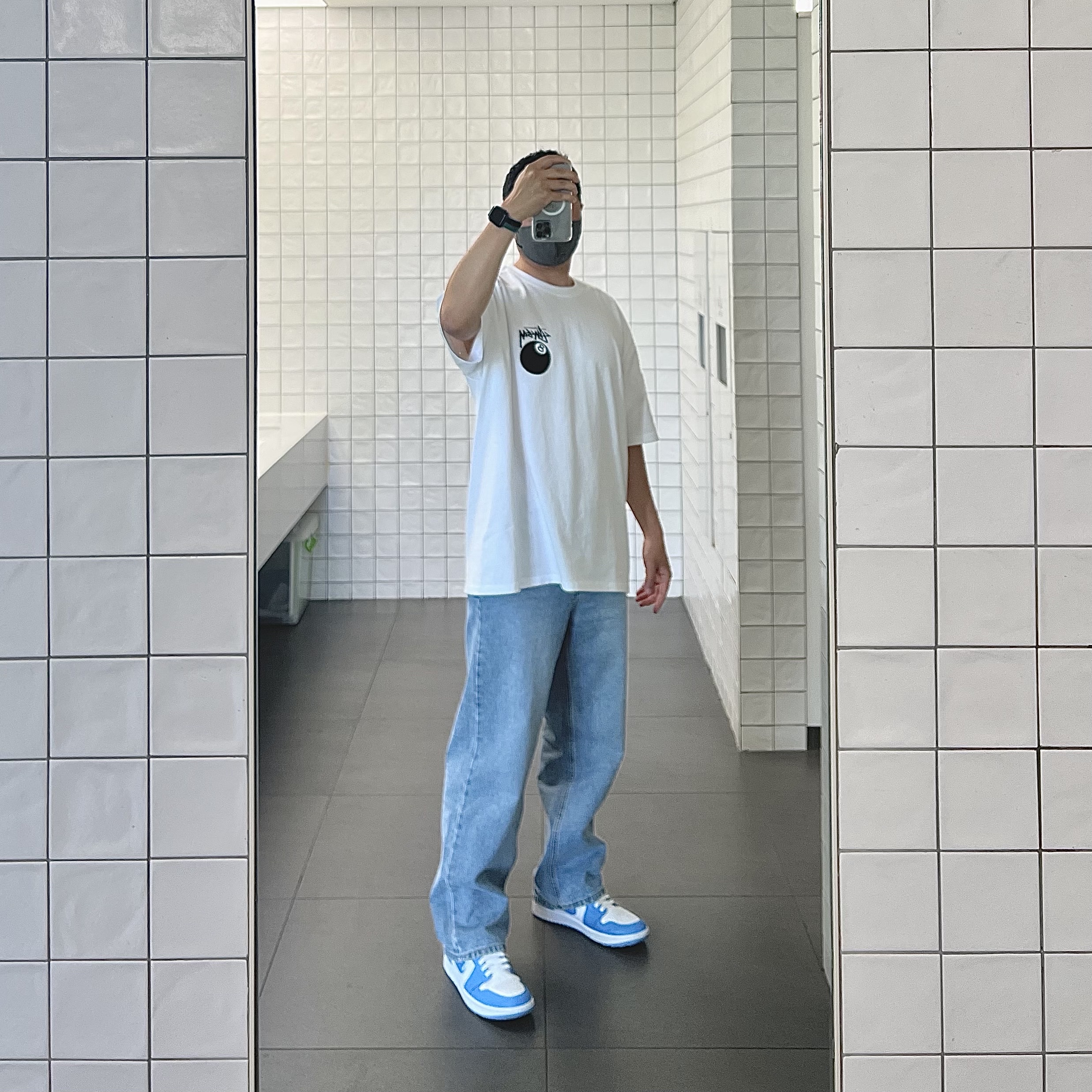 Stussy 8 Ball T-Shirt White - 22SS, Jordan 1 Low Golf White and University Blue 착용 스타일