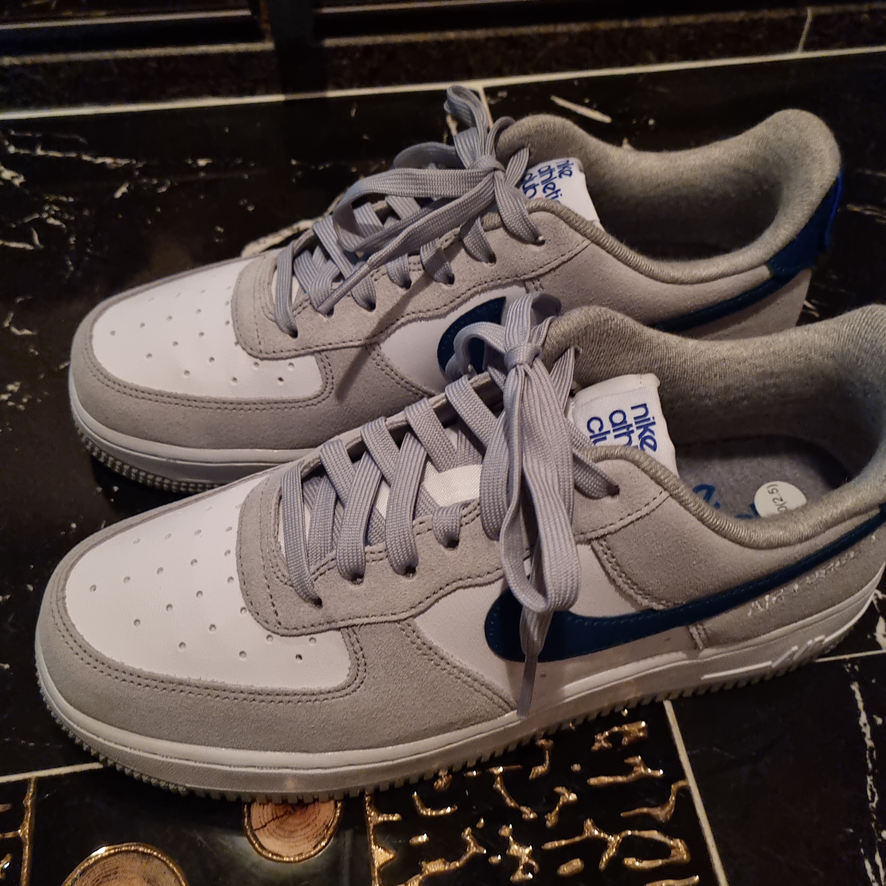 Nike Air Force 1 '07 LV8 Athletic Club Light Smoke Grey Marina 착용 스타일