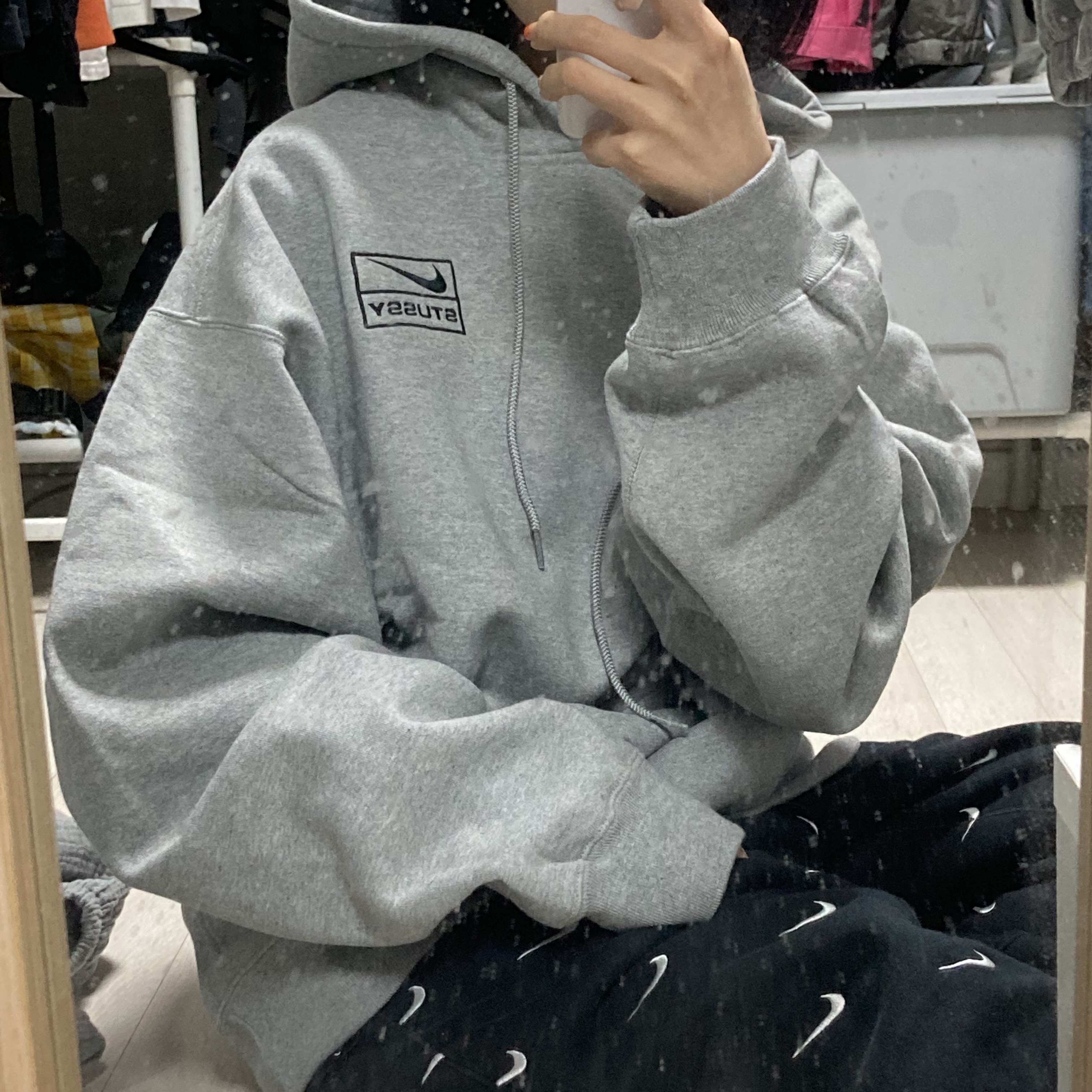 Nike x Stussy NRG RA Pullover Hoodie Dark Grey Heather (DJ9488-063), Nike NRG Swoosh Logo Pants Black 착용 스타일