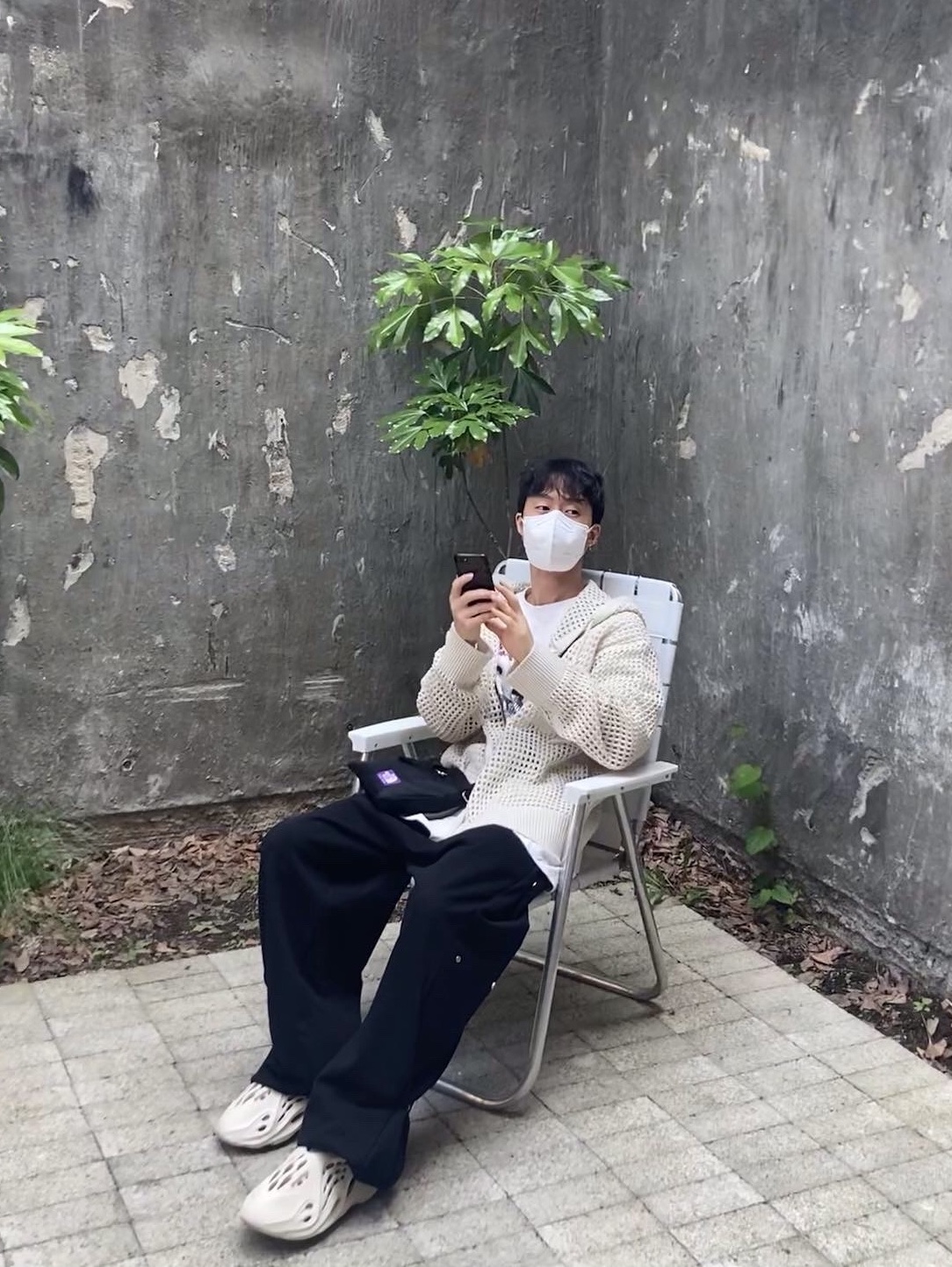 Adidas Yeezy Foam RNNR Sand 착용 스타일