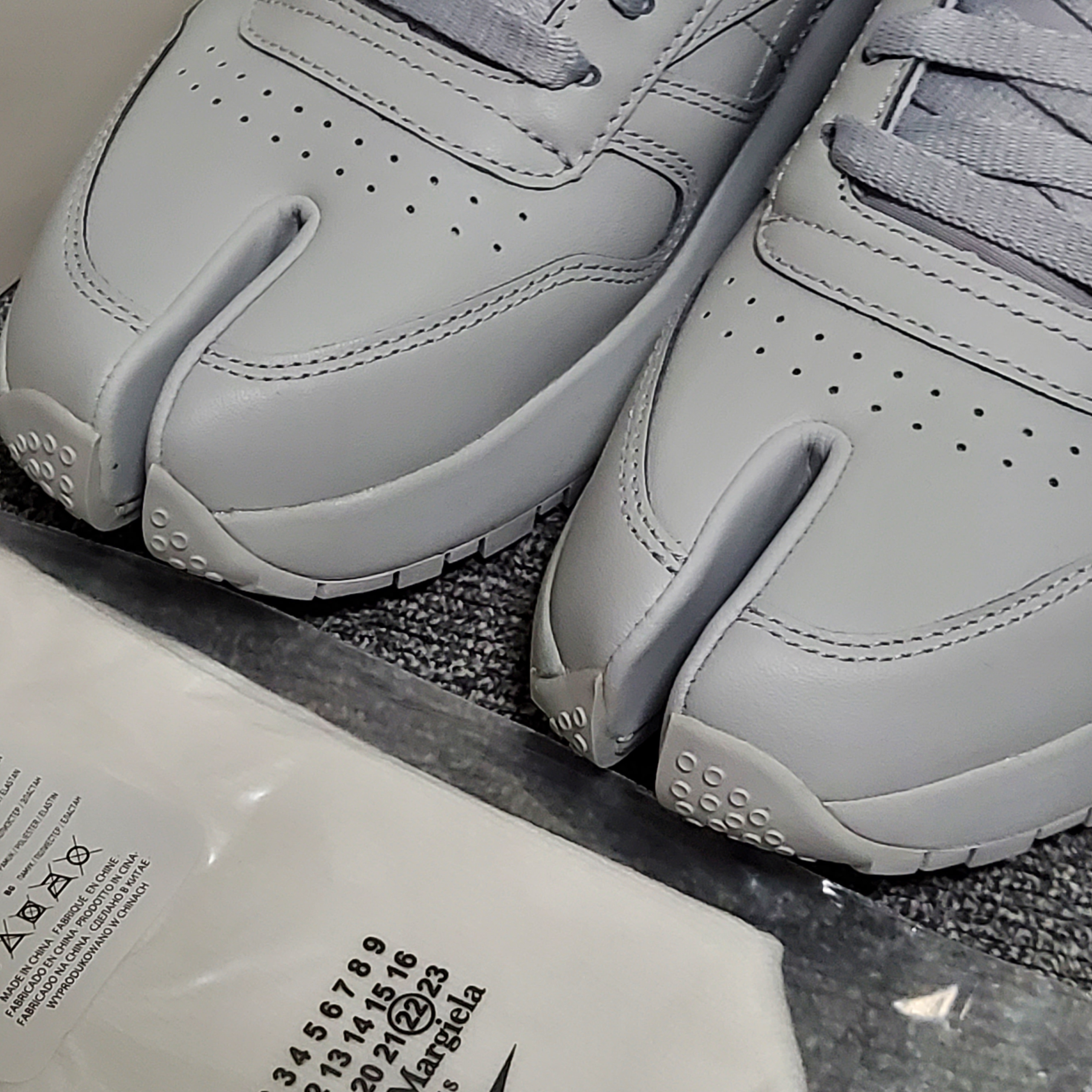 Reebok x Maison Margiela Classic Leather Tabi Shoes Grey 착용 스타일 - 1