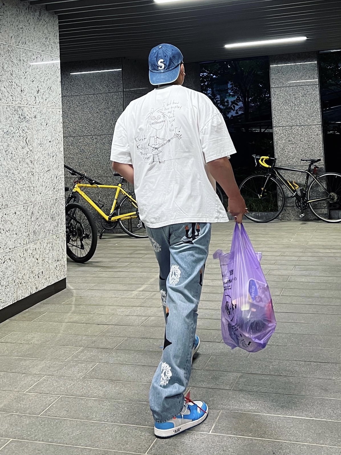 Jordan 1 x Off-White Retro High University Blue 착용 스타일 - 1
