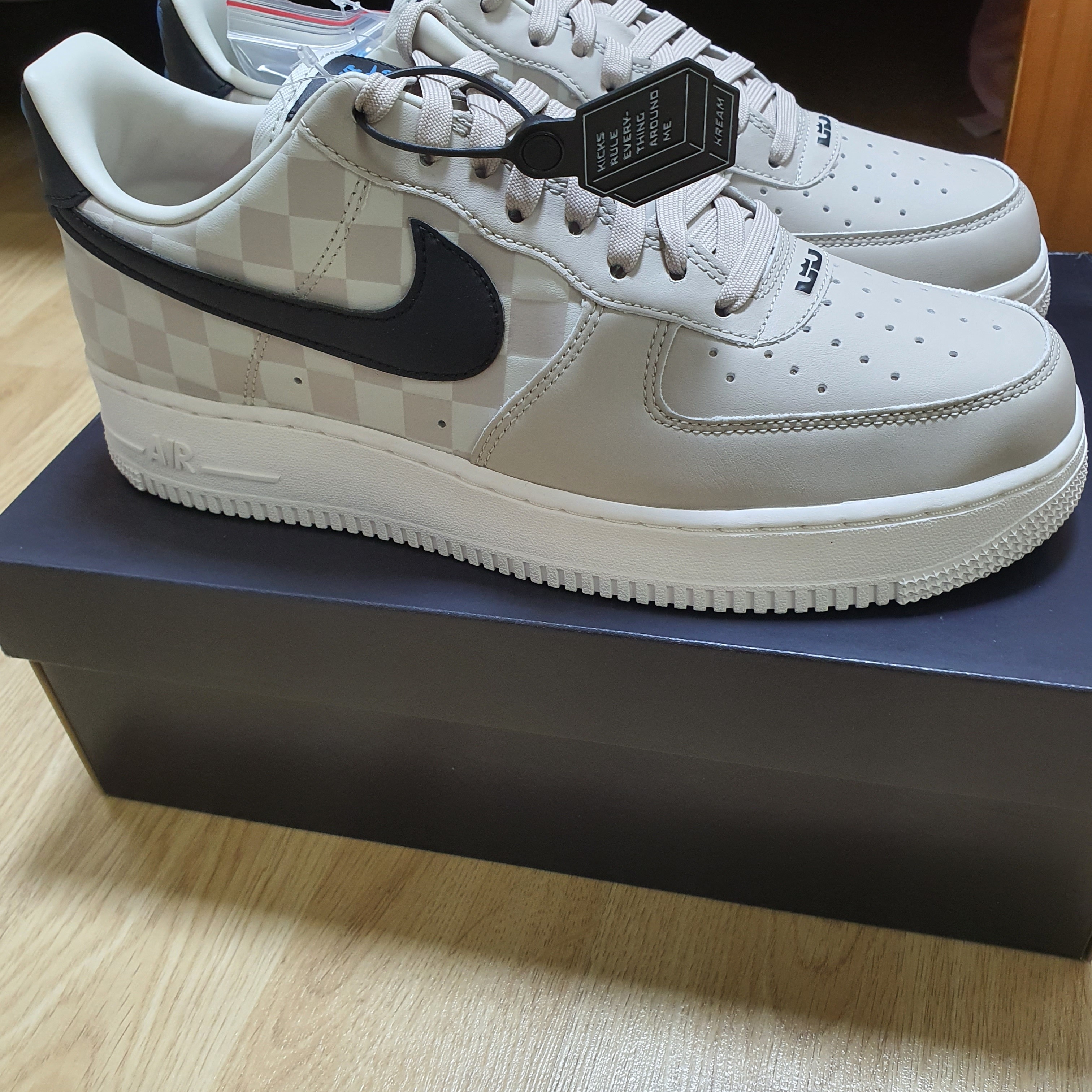 Nike Air Force 1 '07 QS LBJ 착용 스타일 - 4