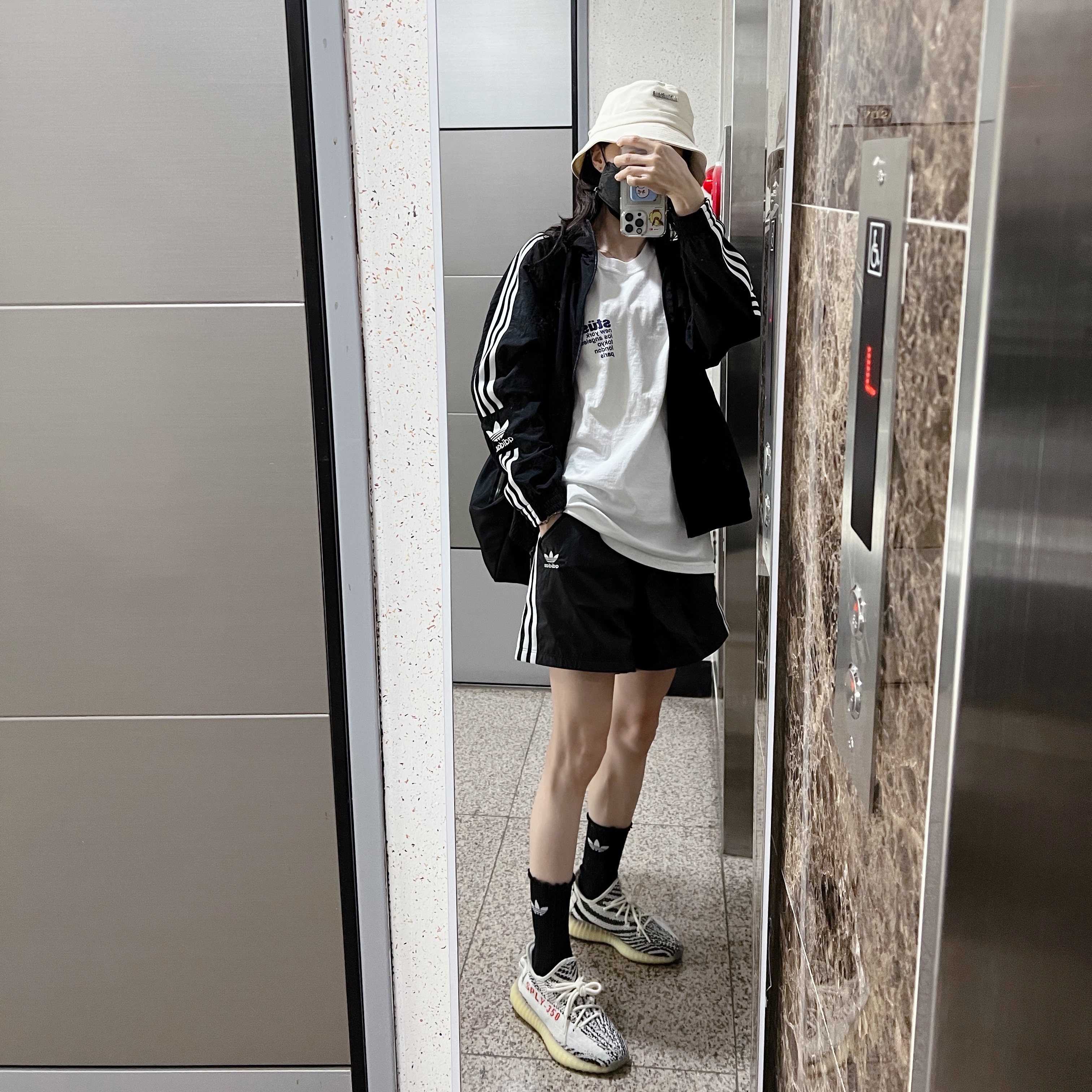 Jacquemus Le Bob Gadjo Bow Bucket Hat Off White, Stussy Strawberry T-Shirt White 착용 스타일 - 1