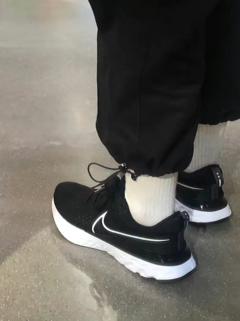 Nike React Infinity Run Flyknit 2 Black White 착용 스타일