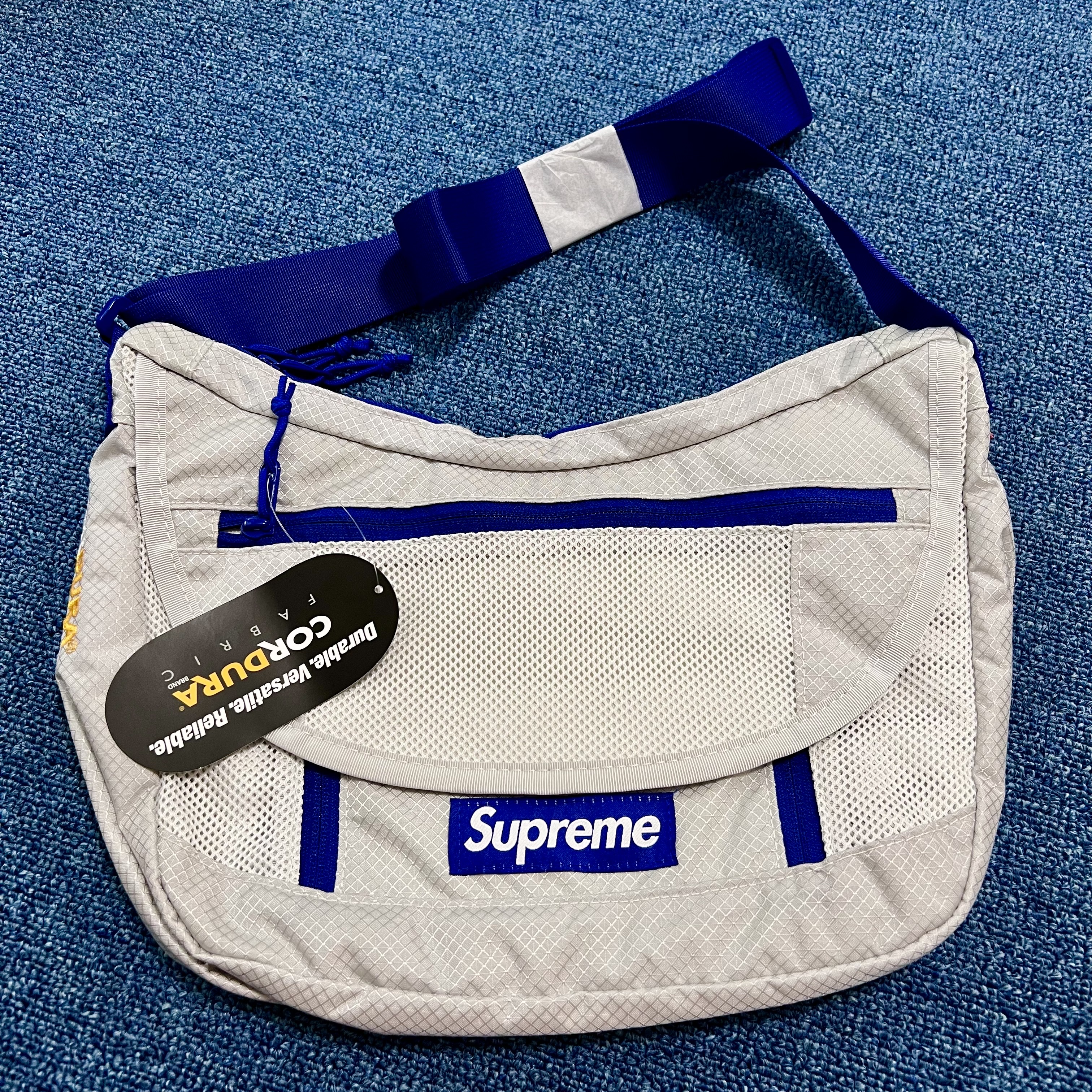 Supreme Small Messenger Bag Silver - 22SS 착용 스타일