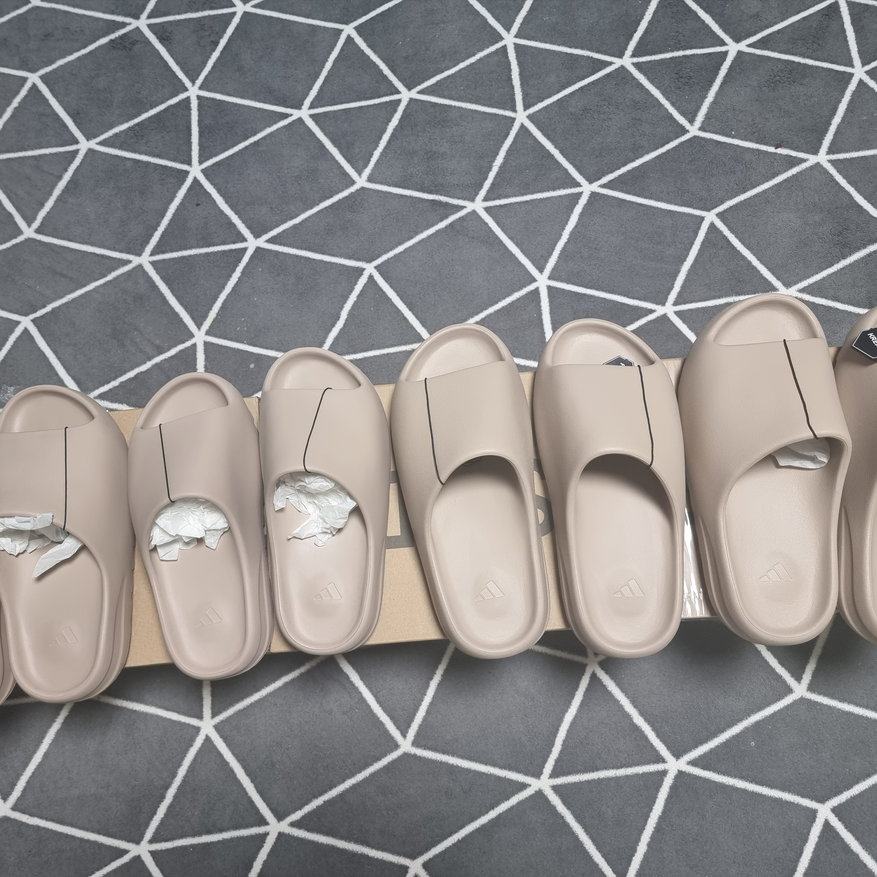 Adidas Yeezy Slide Pure 착용 스타일