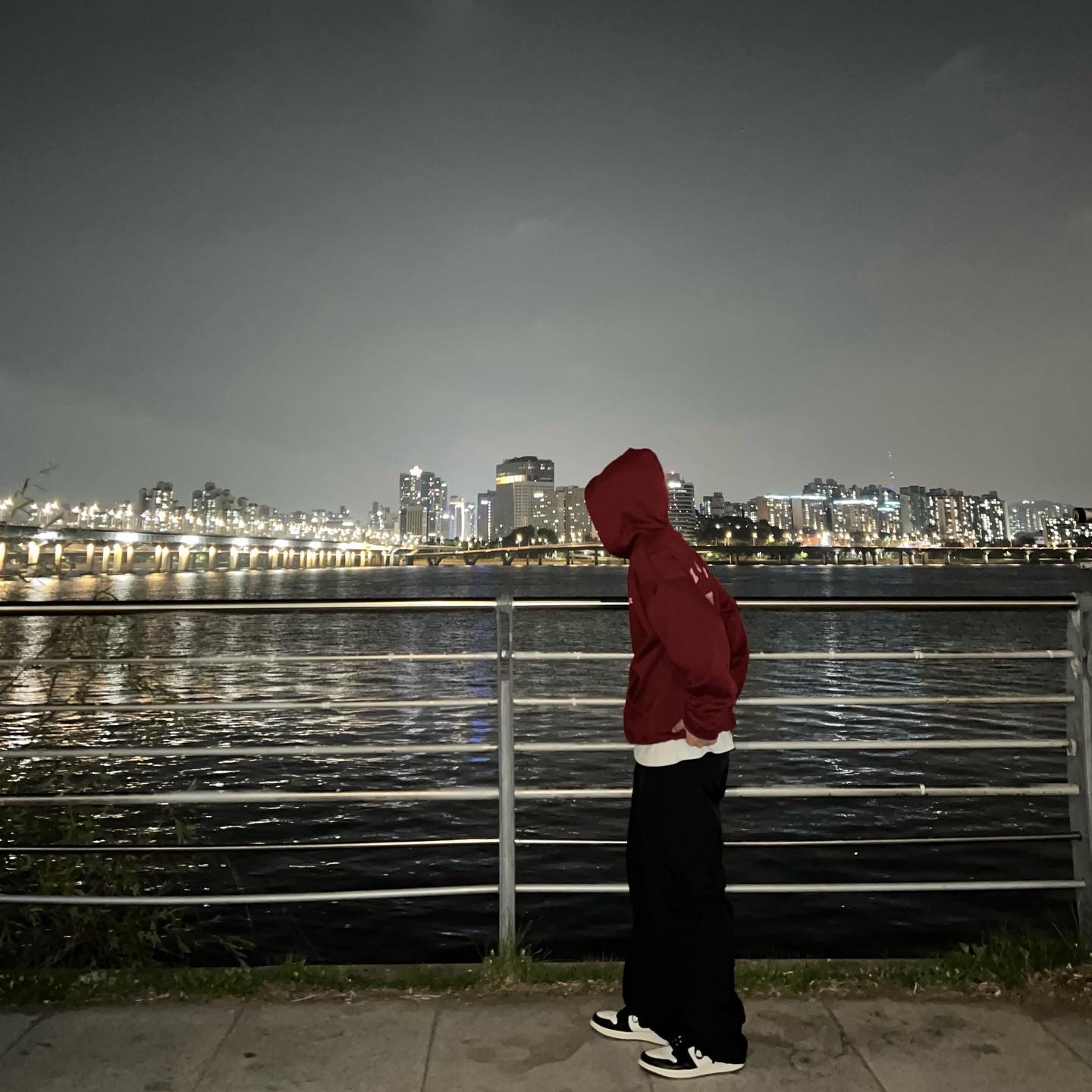 IAB Studio Hoodie Raspberry, Jordan 1 Retro High OG Black Mocha 착용 스타일 - 1