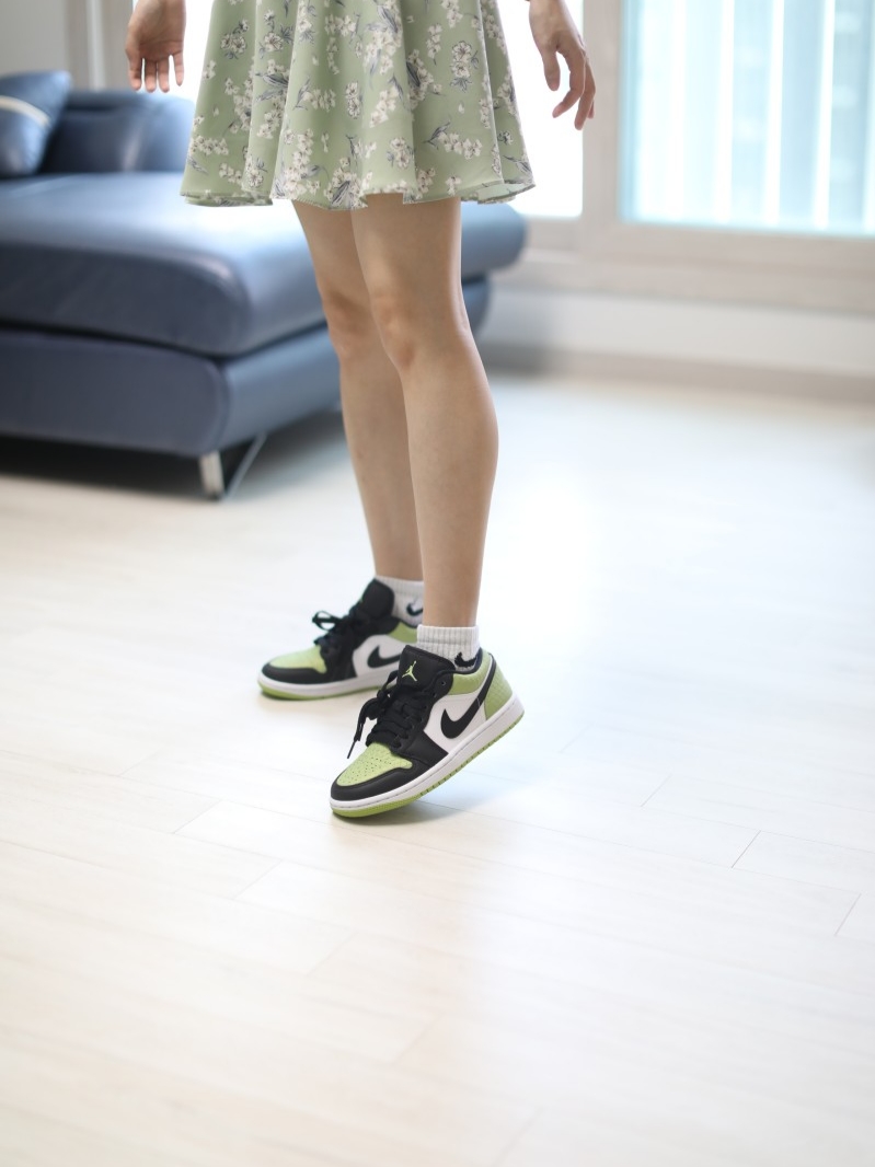(W) Jordan 1 Low Vivid Green and Black 착용 스타일 - 1