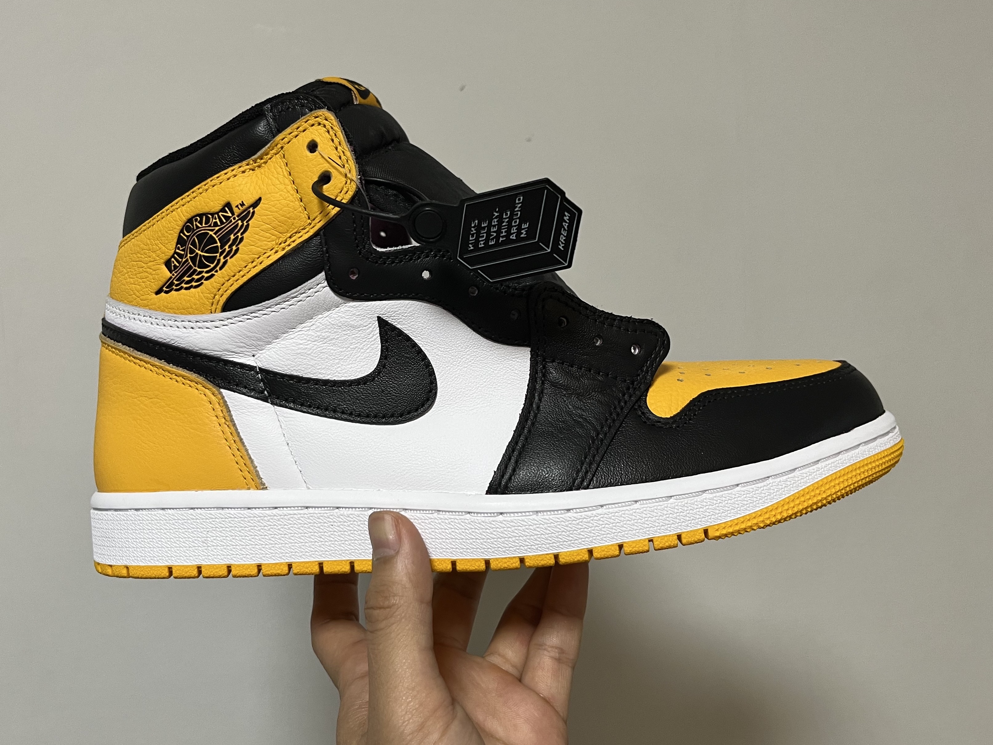 Jordan 1 Retro High OG University Gold Light Bordeaux 착용 스타일 - 1