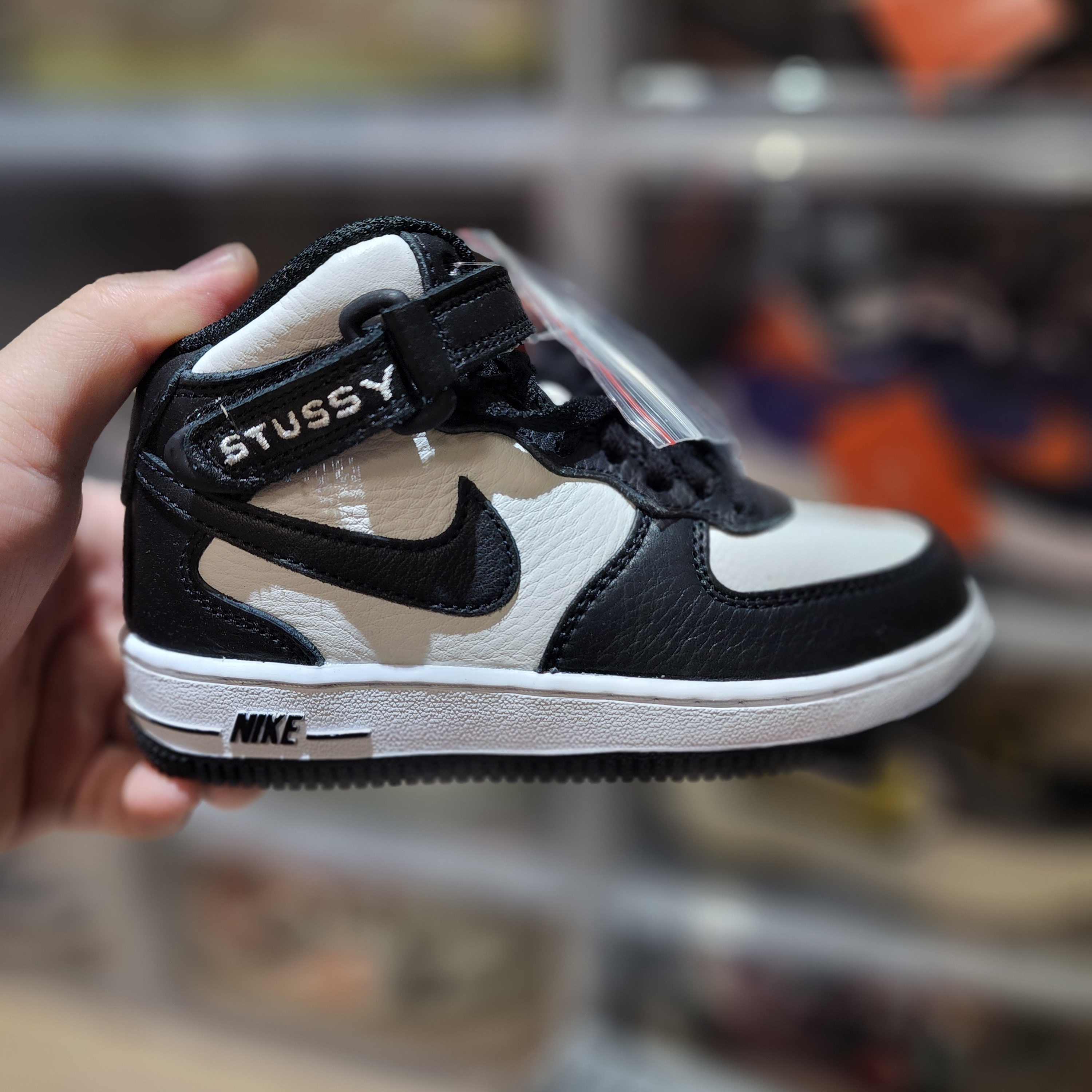 (PS) Nike x Stussy Air Force 1 '07 Mid SP Black and Light Bone 착용 스타일 - 1