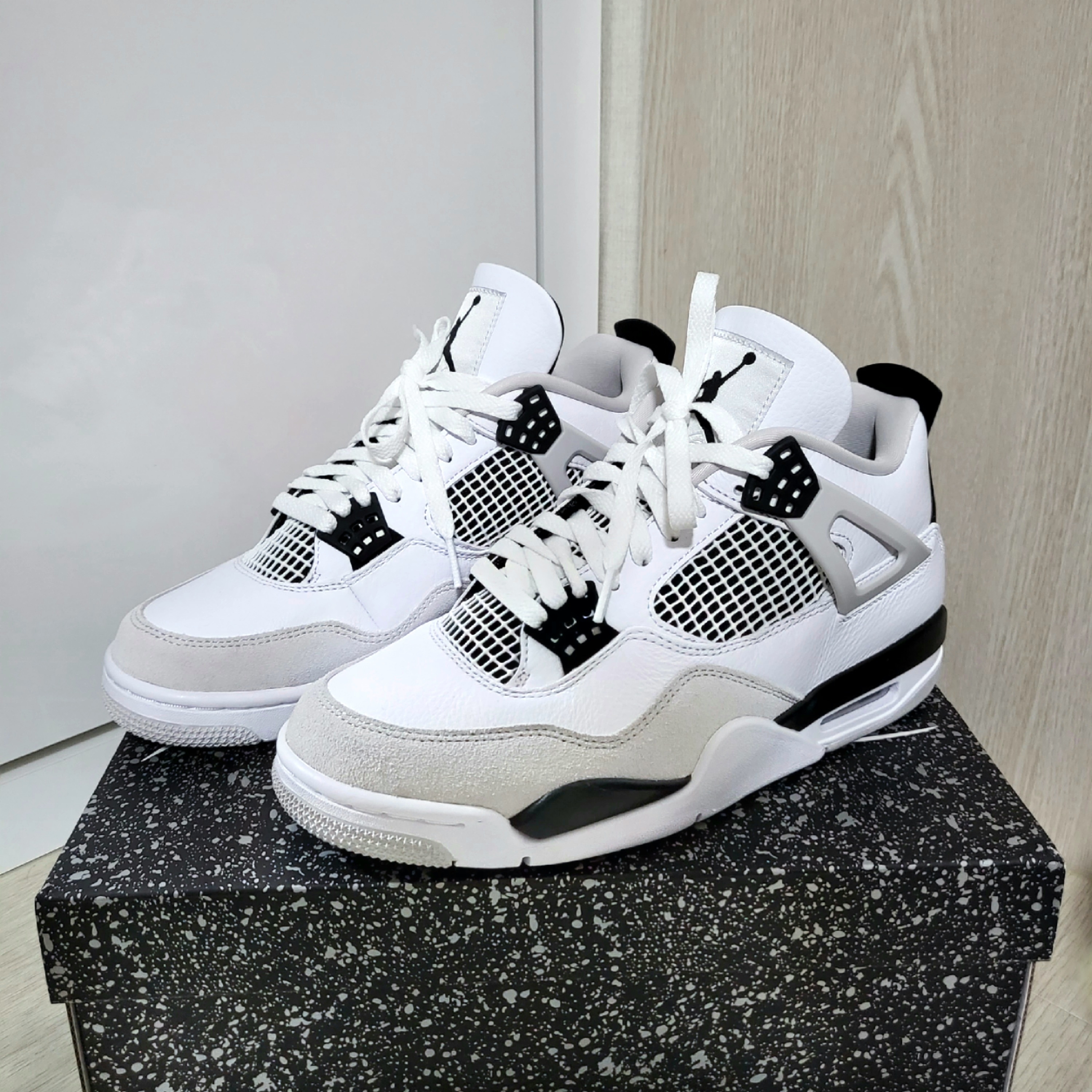 Jordan 4 Retro White and Black 착용 스타일