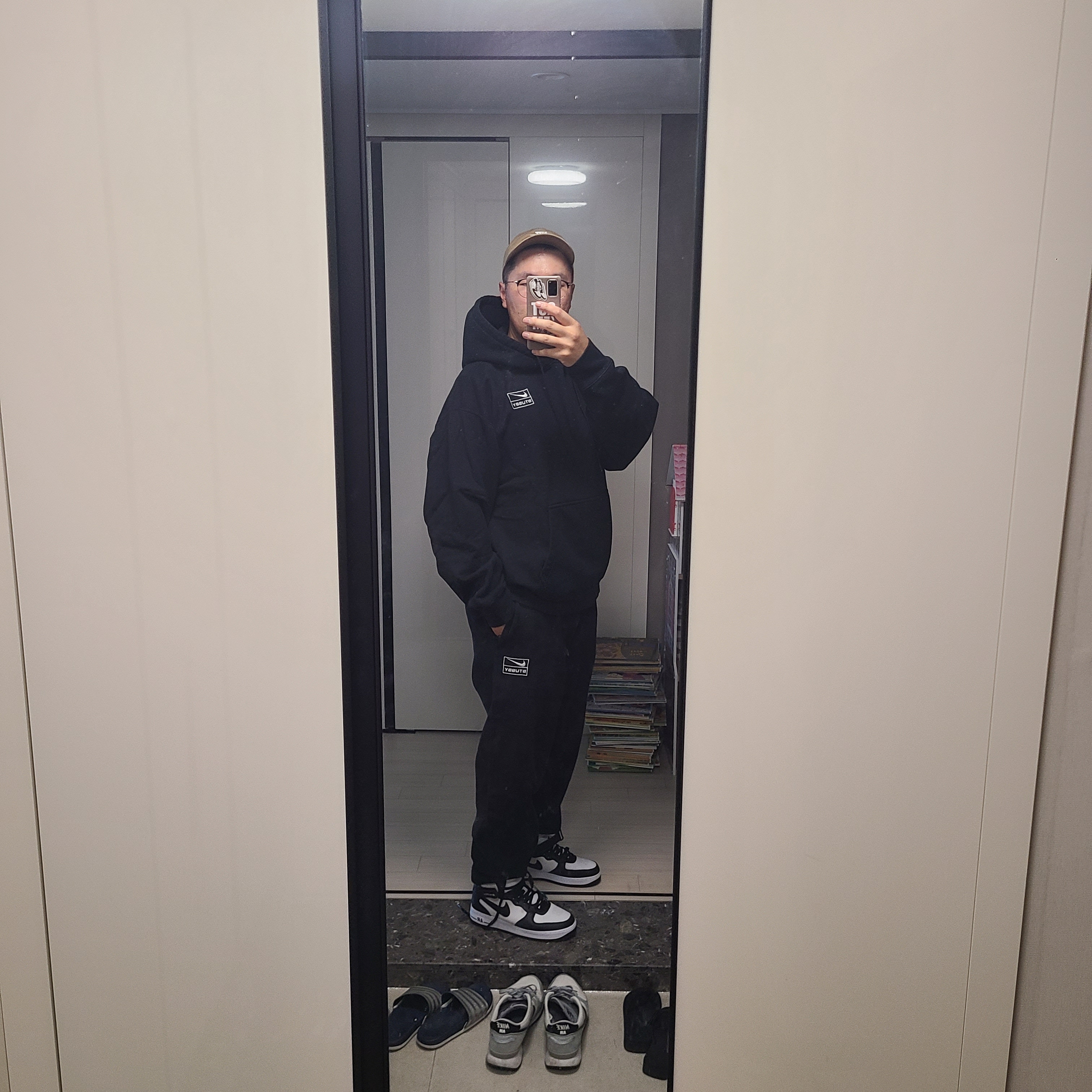 Nike x Stussy NRG RA Washed Pullover Hoodie Black (DN4028-010), Nike x Stussy NRG RA Washed Fleece Pants Black (DN4030-010) 착용 스타일 - 3