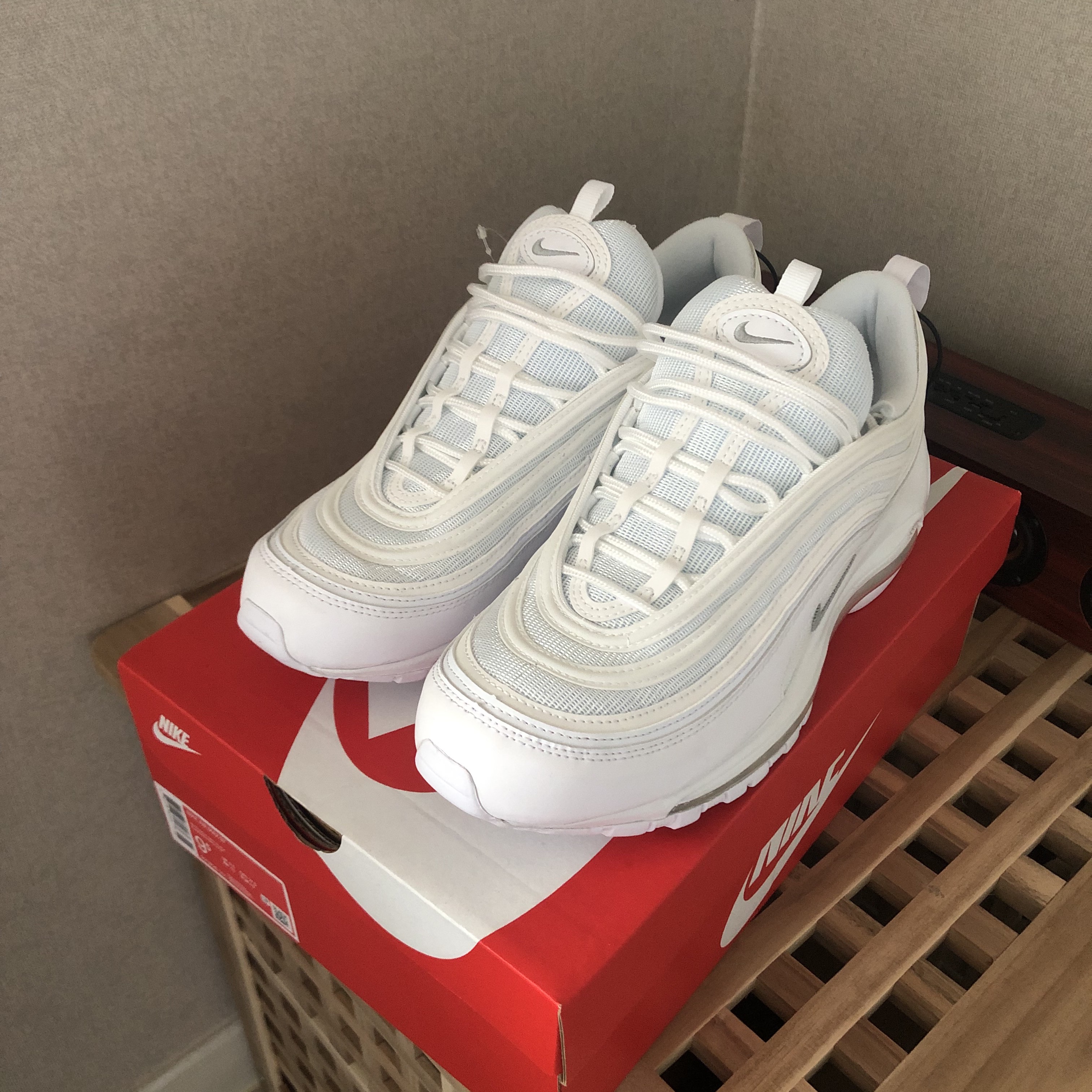 Nike Air Max 97 Triple White Wolf Grey 착용 스타일 - 2