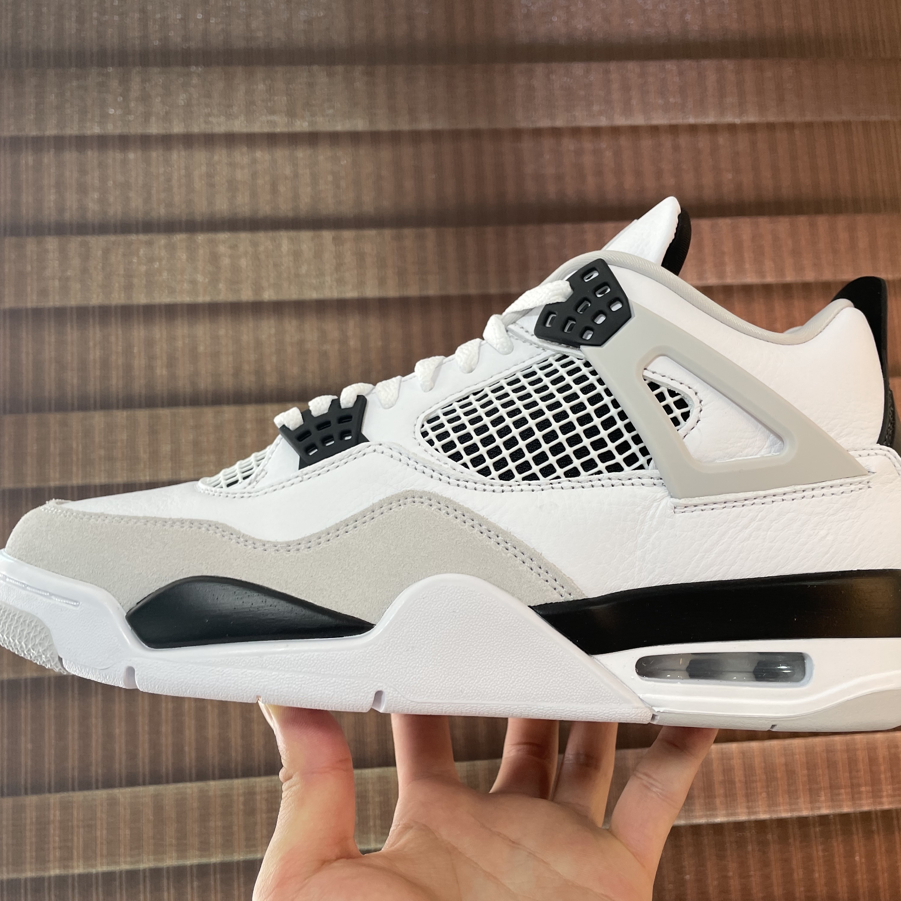 Jordan 4 Retro White and Black 착용 스타일