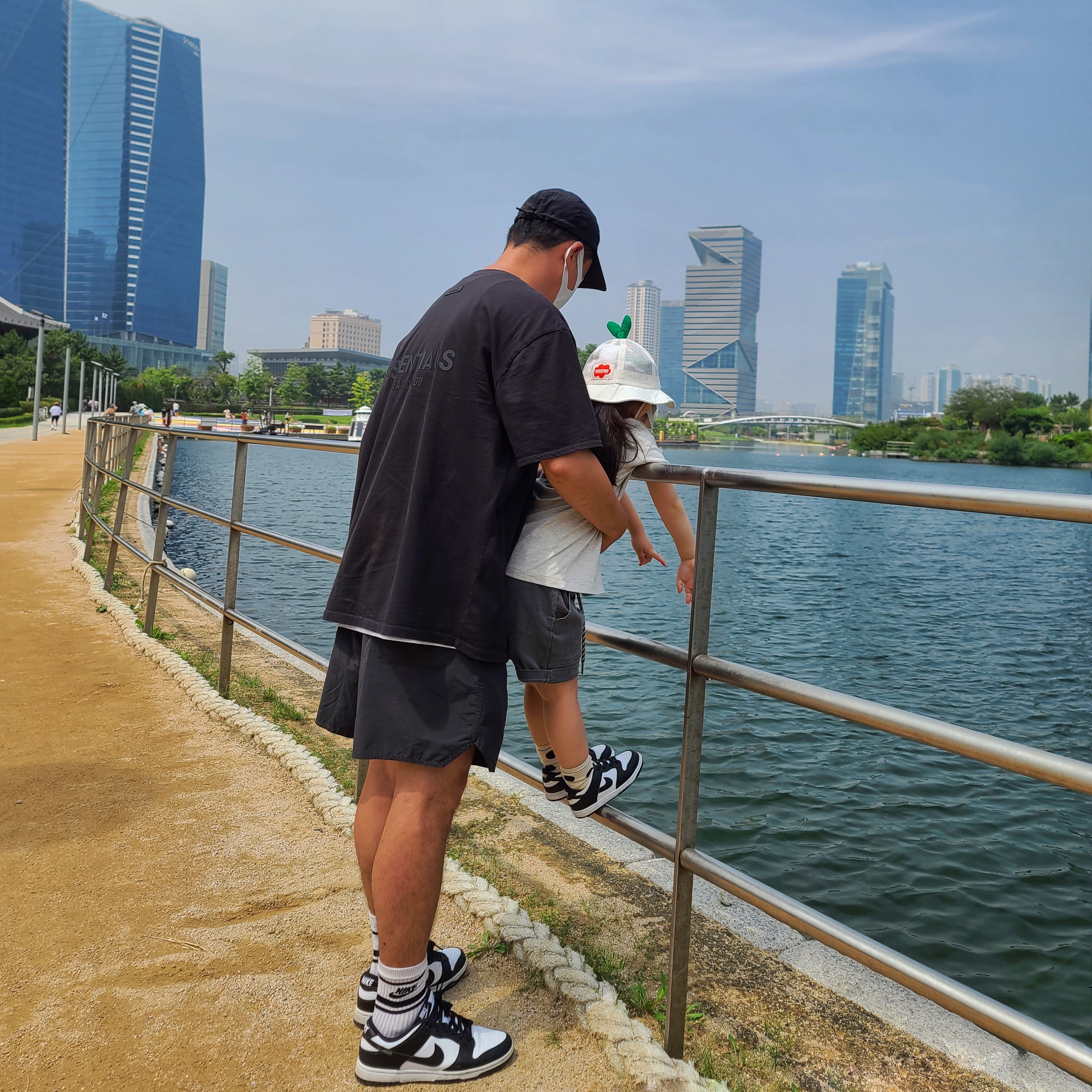 Essentials Volley Shorts Black - 21SS, Essentials T-Shirt Black - 21SS 착용 스타일 - 1