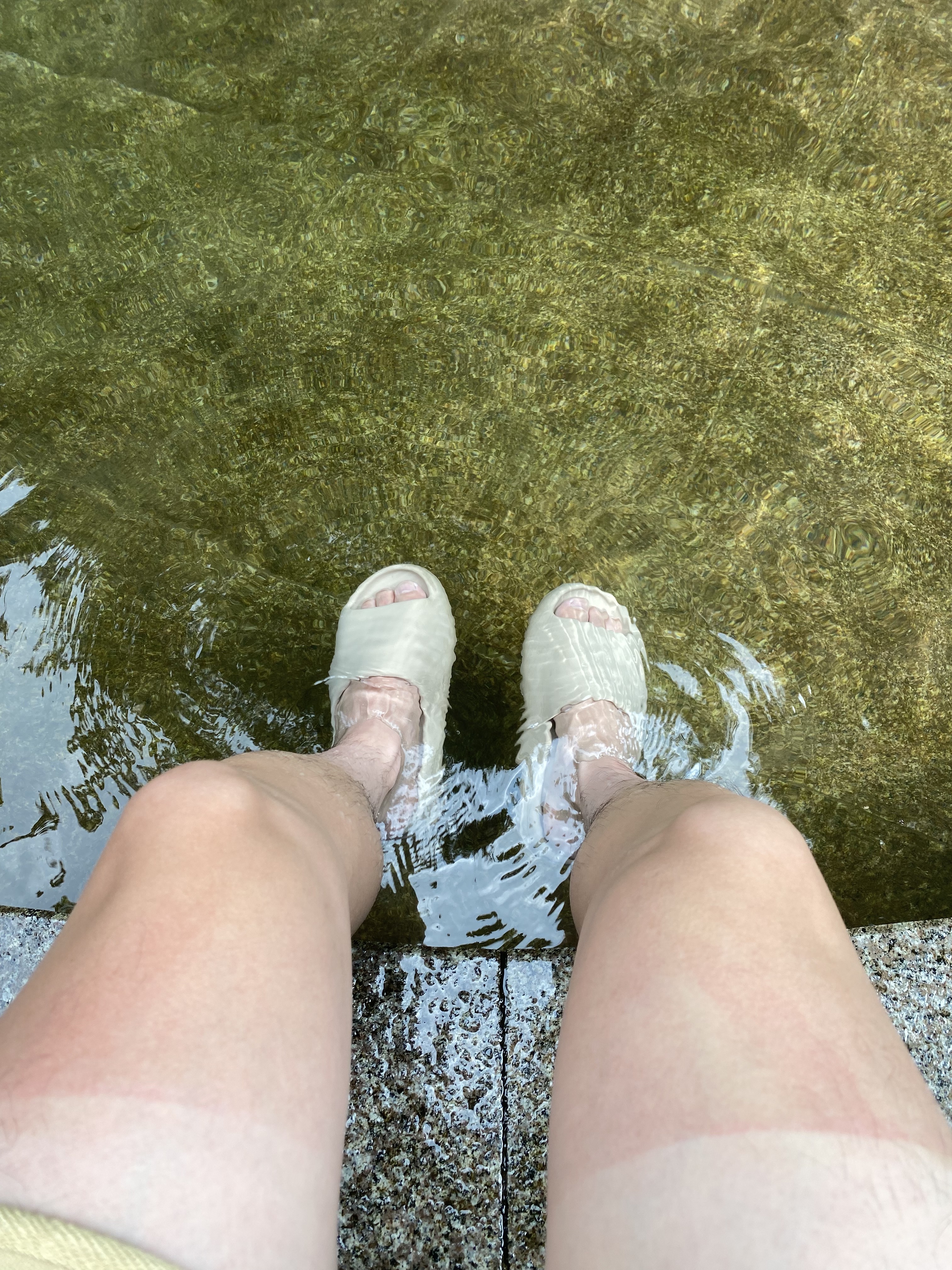 Adidas Yeezy Slide Pure 착용 스타일 - 3