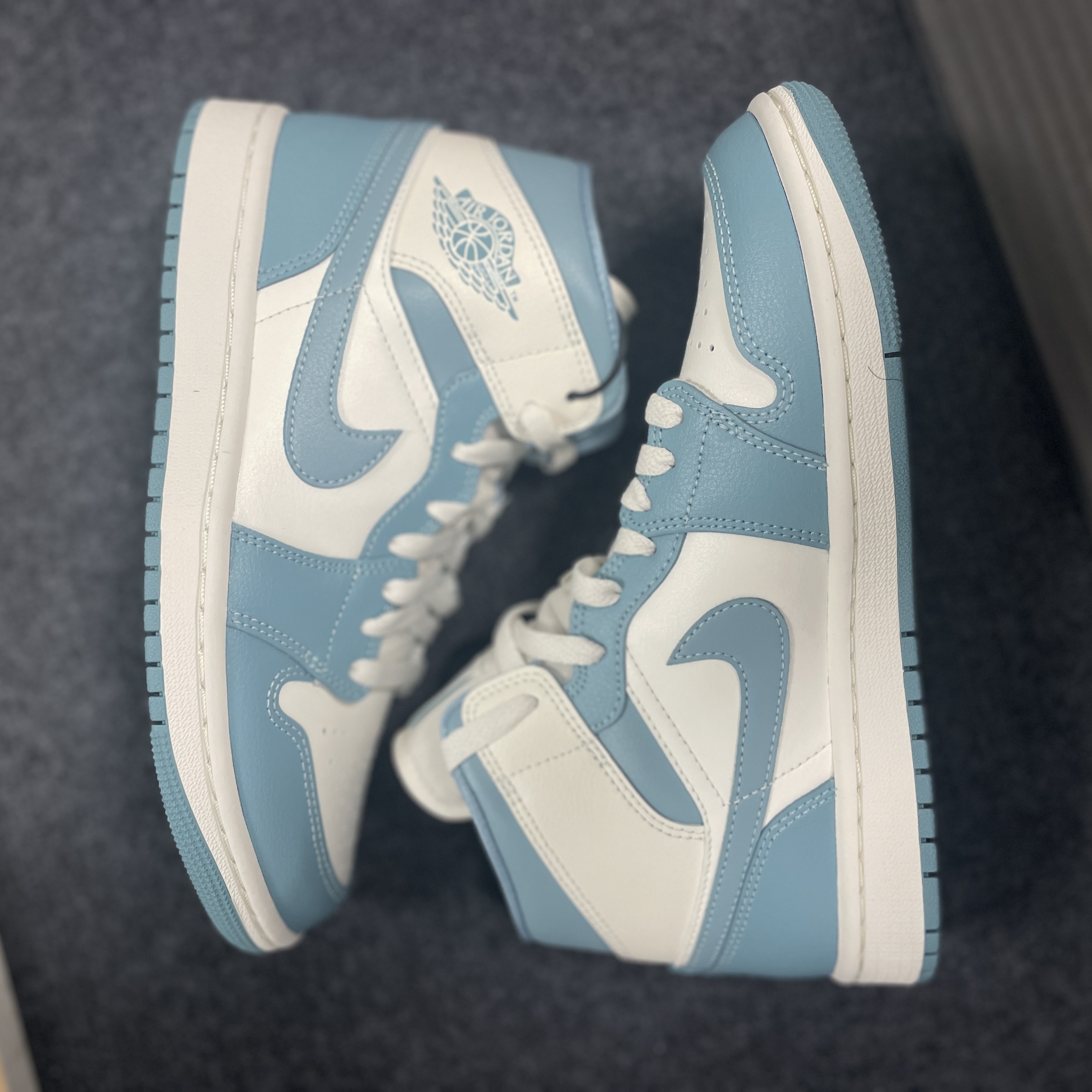 (W) Jordan 1 Mid Sail and Worn Blue 착용 스타일 - 2