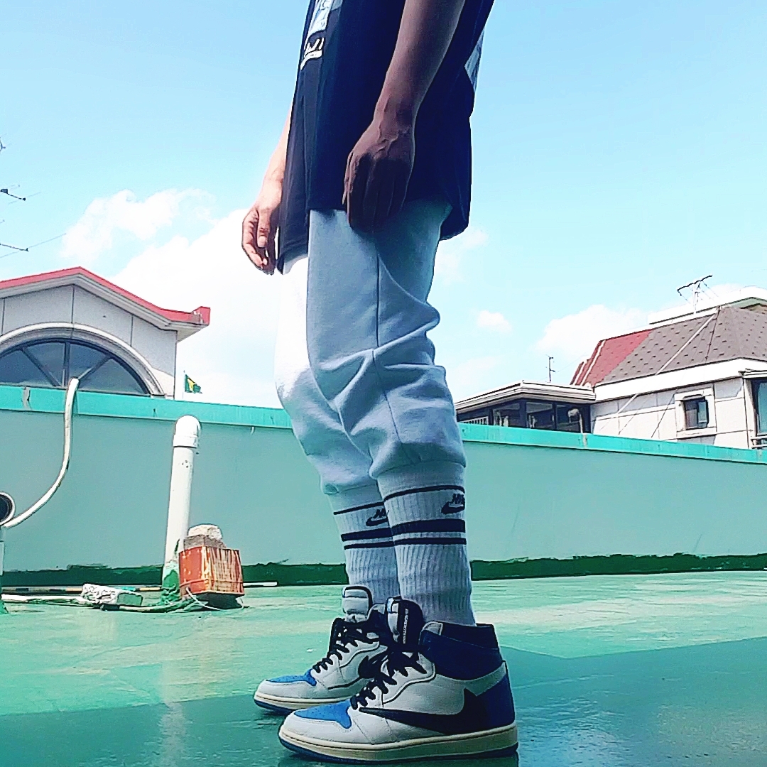 Jordan 1 x Travis Scott x Fragment Retro High OG SP Military Blue 착용 스타일 - 3