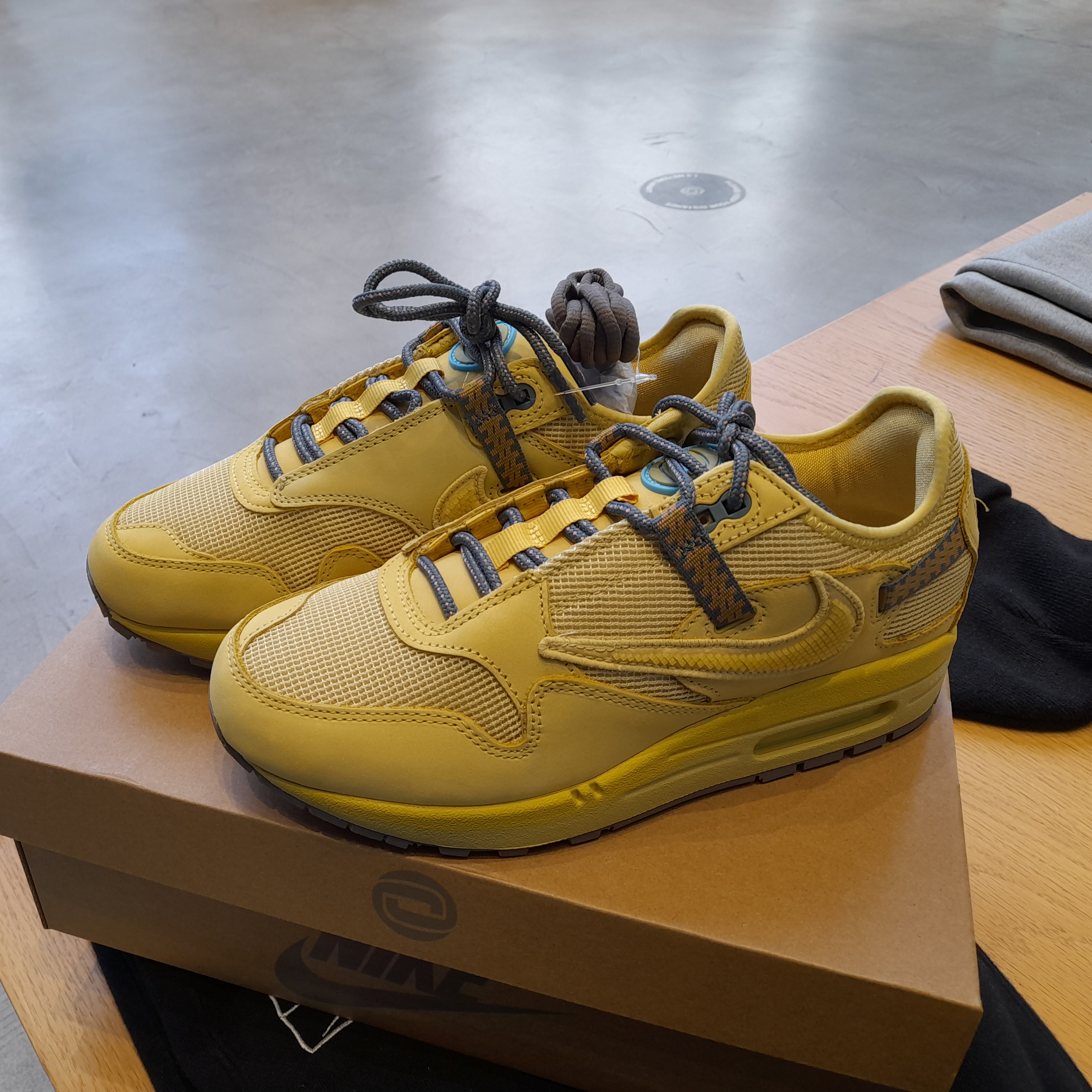 Nike x Travis Scott Air Max 1 Cact.us Gold 착용 스타일 - 1