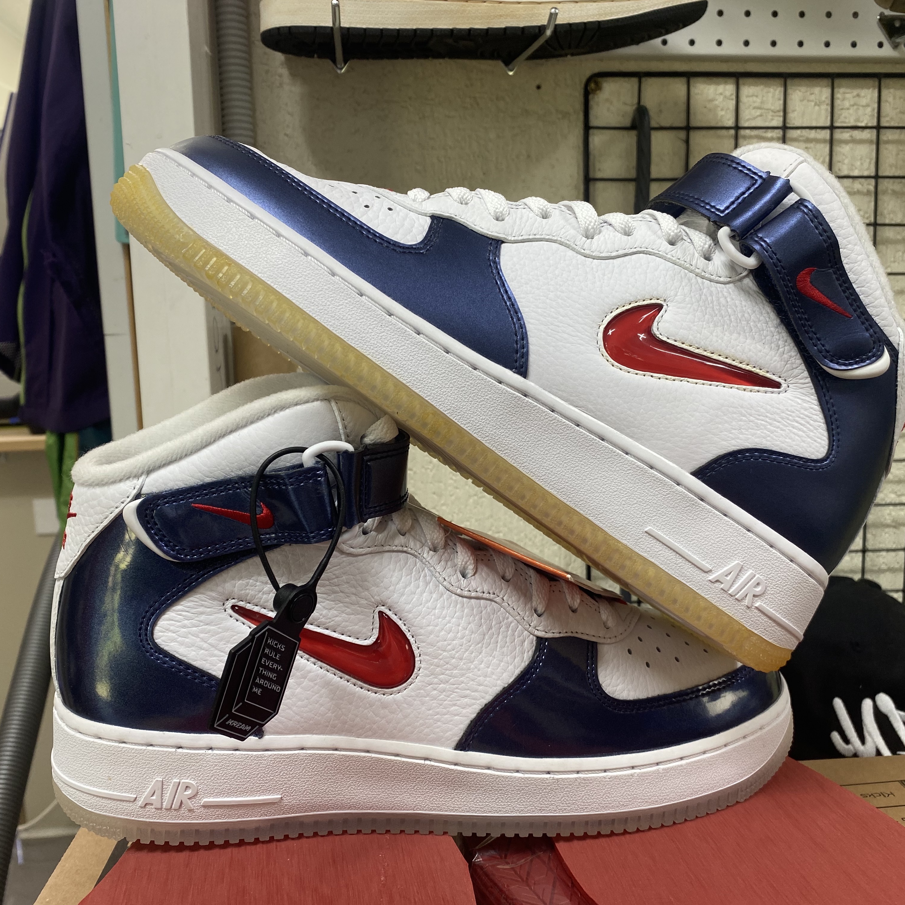 Nike Air Force 1 Mid QS University Red and Midnight Navy 착용 스타일 - 5