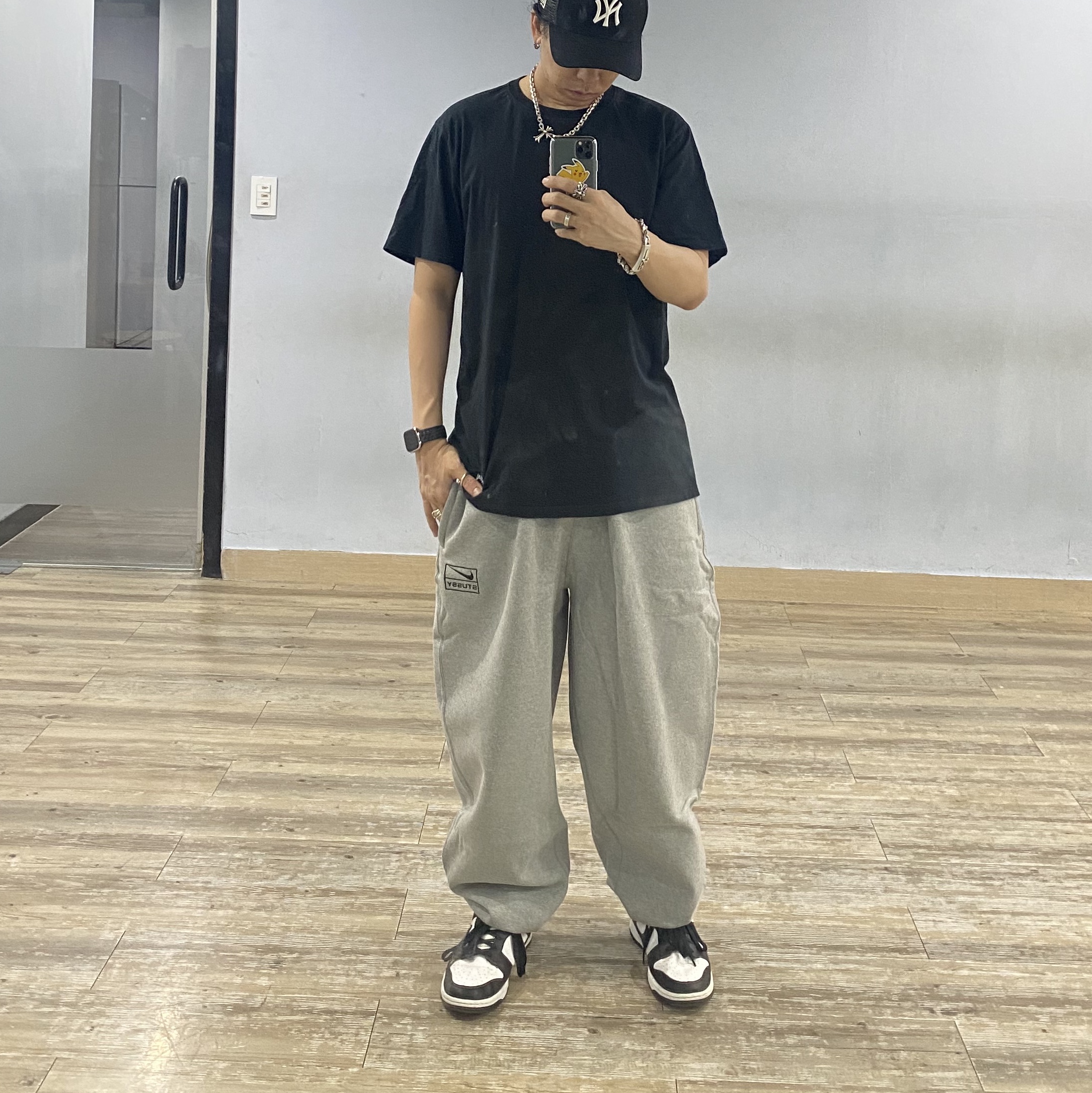 Nike x Stussy NRG RA Fleece Pants Dark Grey Heather (DJ9490-063), Nike Dunk Low Retro Black 착용 스타일 - 1