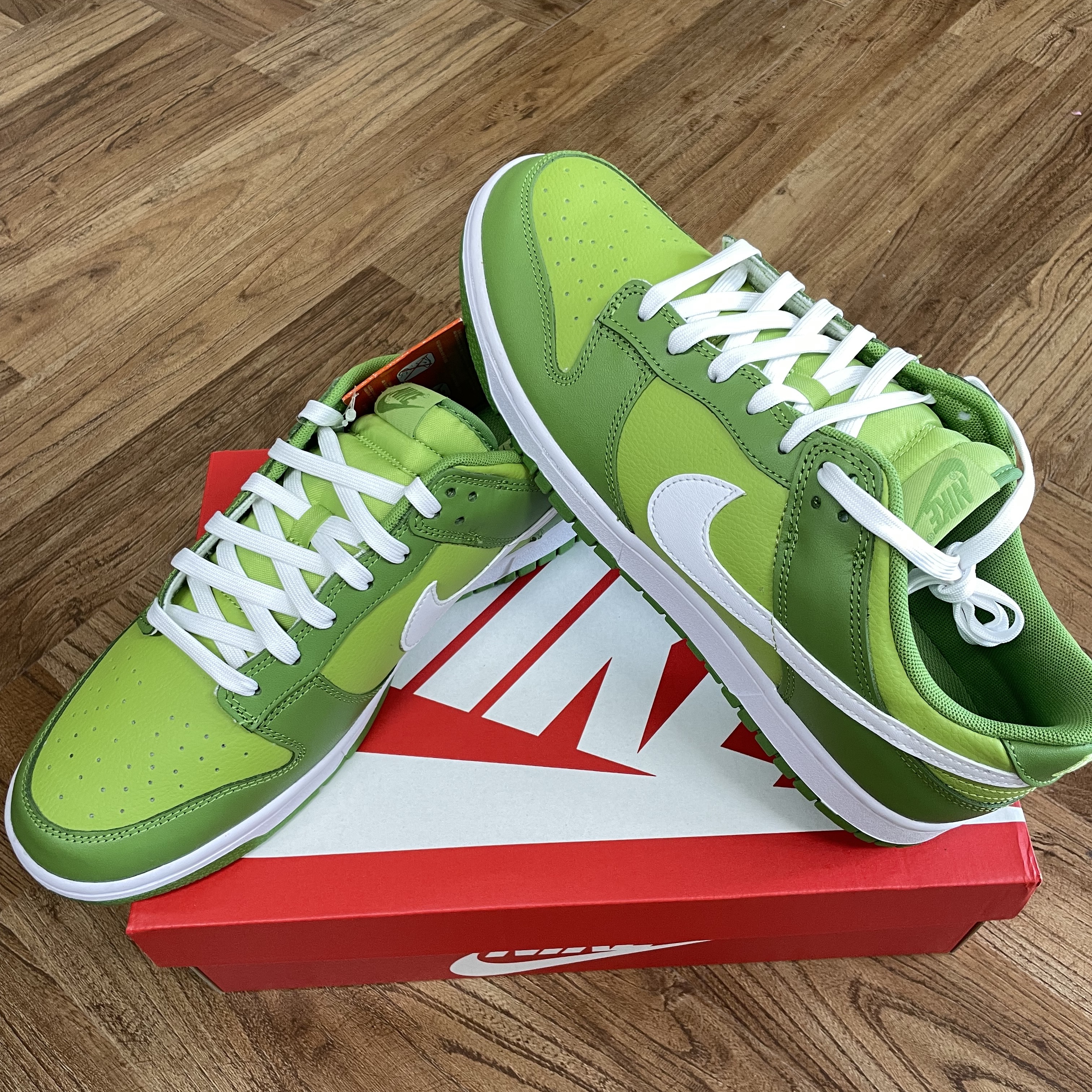 Nike Dunk Low Retro Vivid Green 착용 스타일 - 2