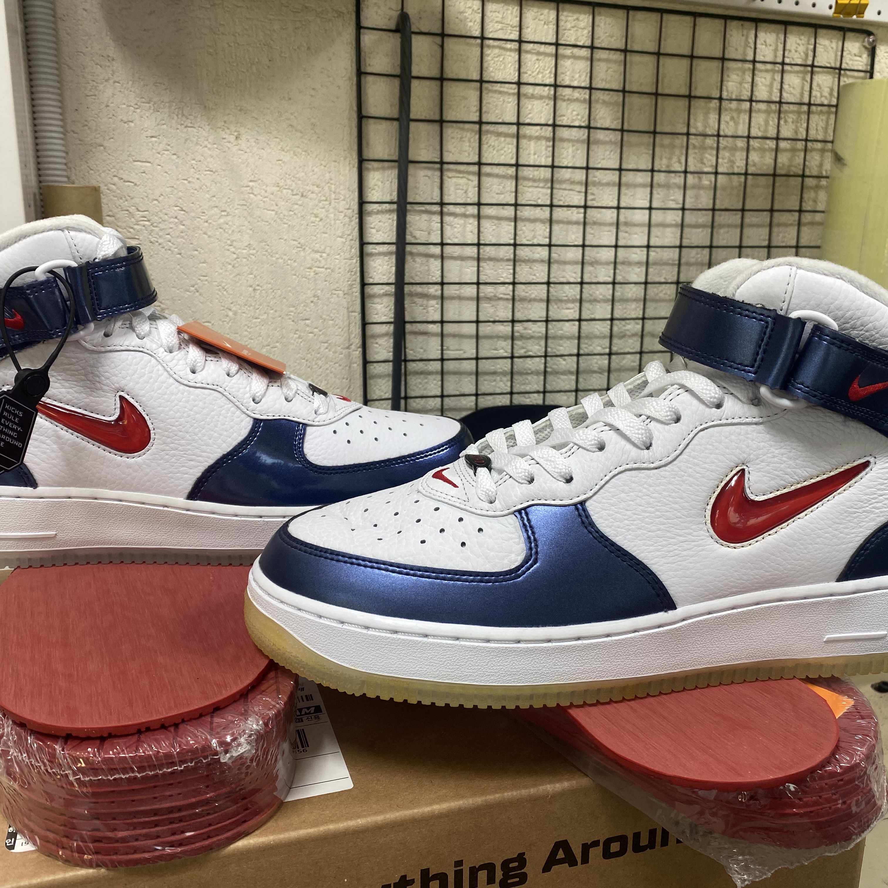 Nike Air Force 1 Mid QS University Red and Midnight Navy 착용 스타일 - 2