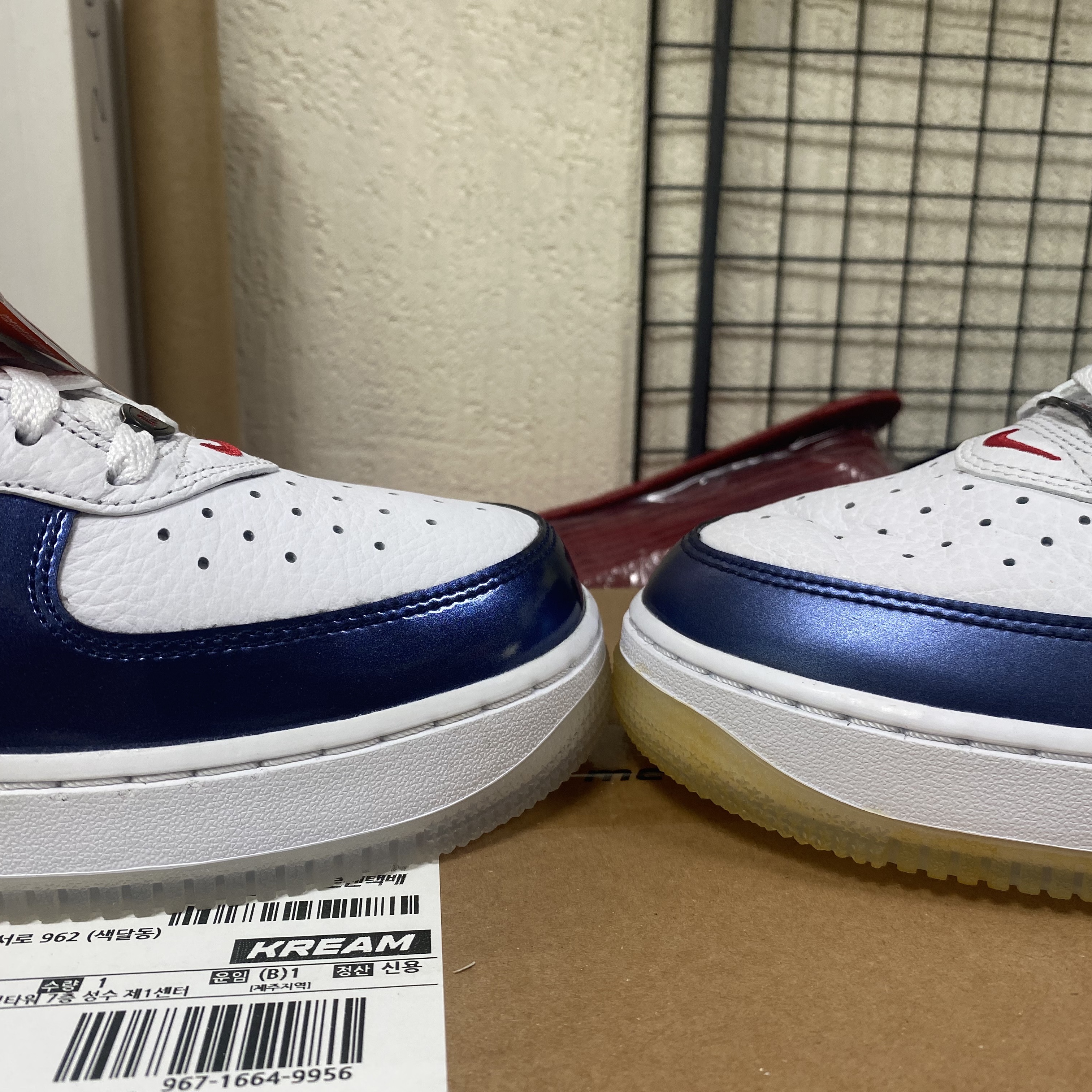Nike Air Force 1 Mid QS University Red and Midnight Navy 착용 스타일 - 4