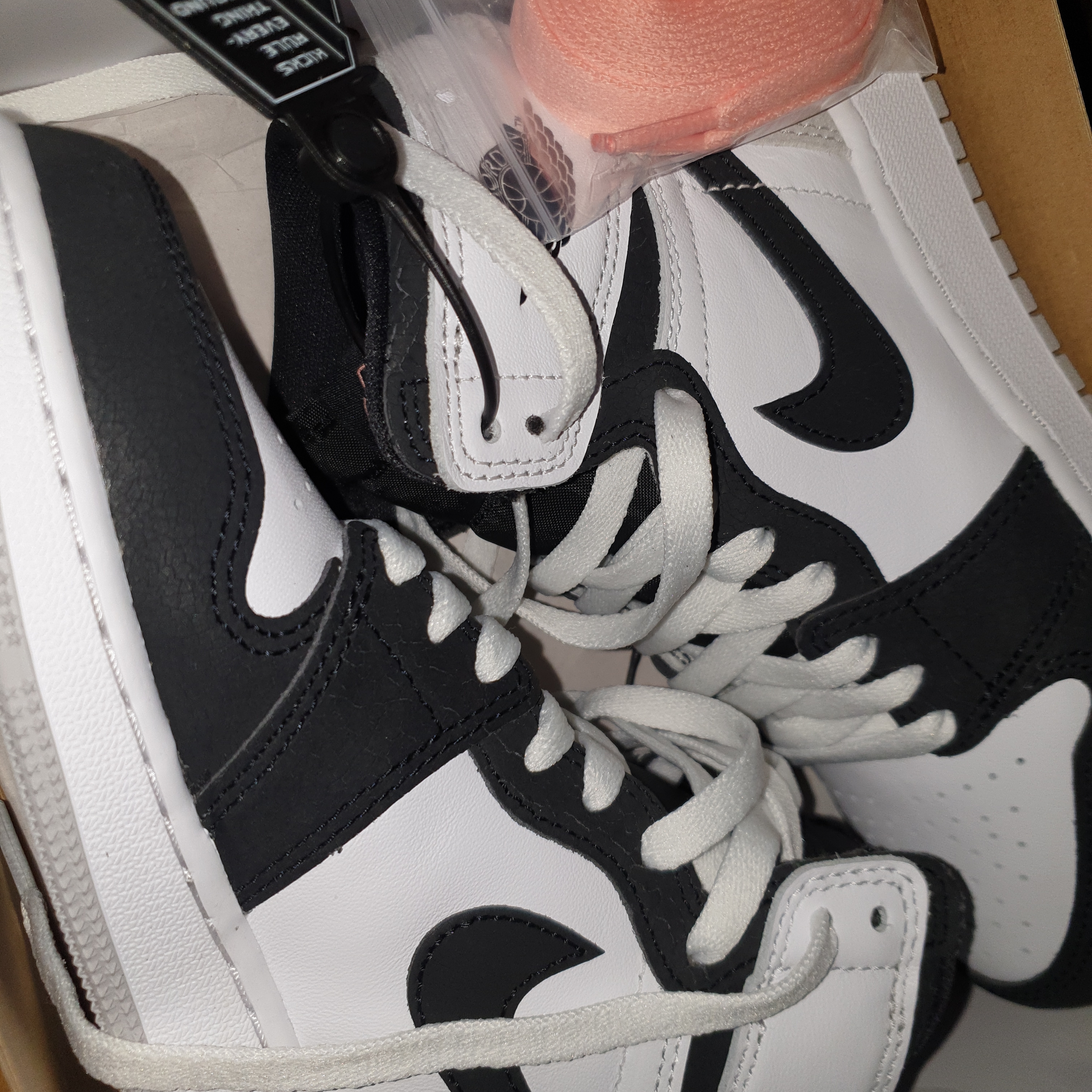 (GS) Jordan 1 Retro High OG Bleached Coral 착용 스타일 - 1