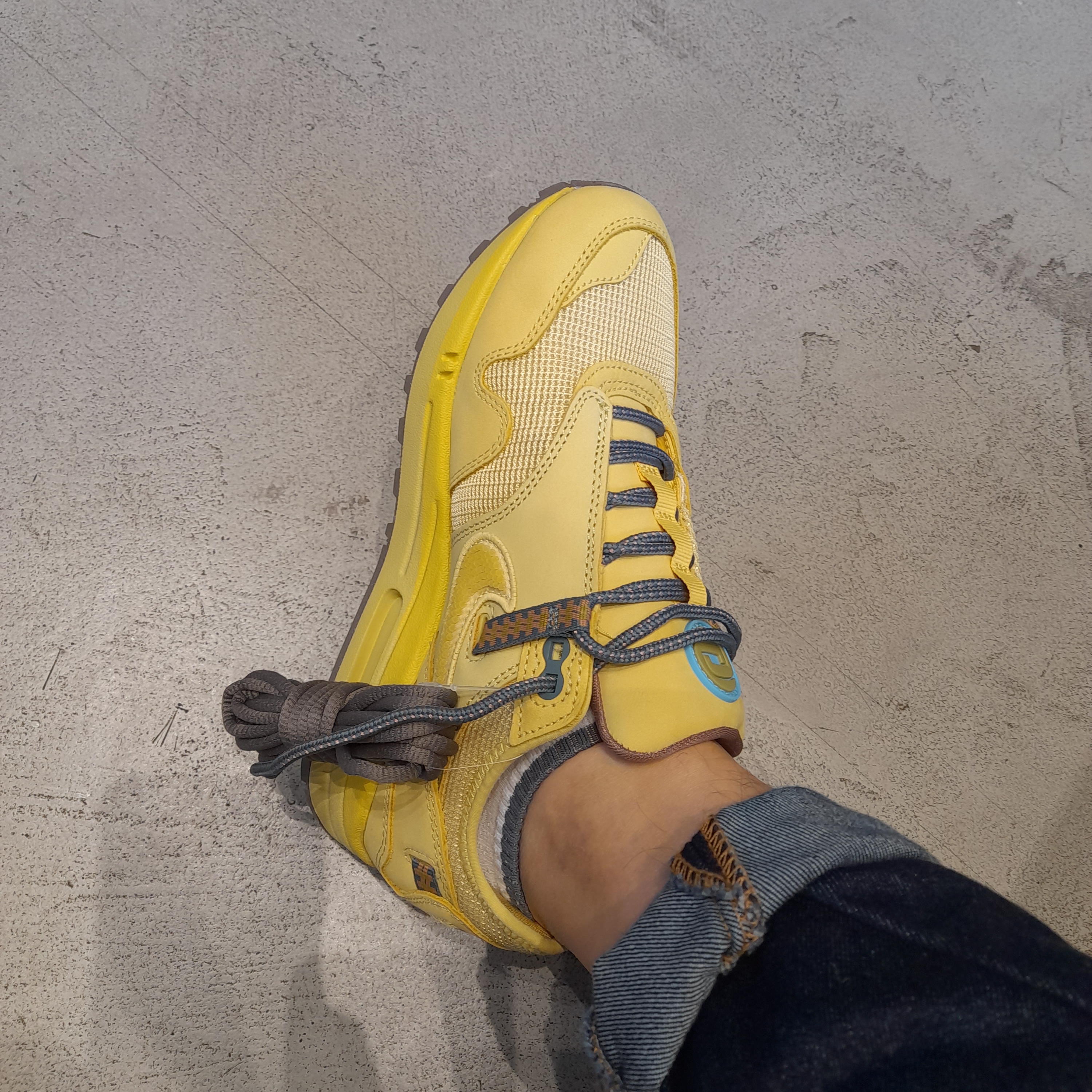 Nike x Travis Scott Air Max 1 Cact.us Gold 착용 스타일 - 3