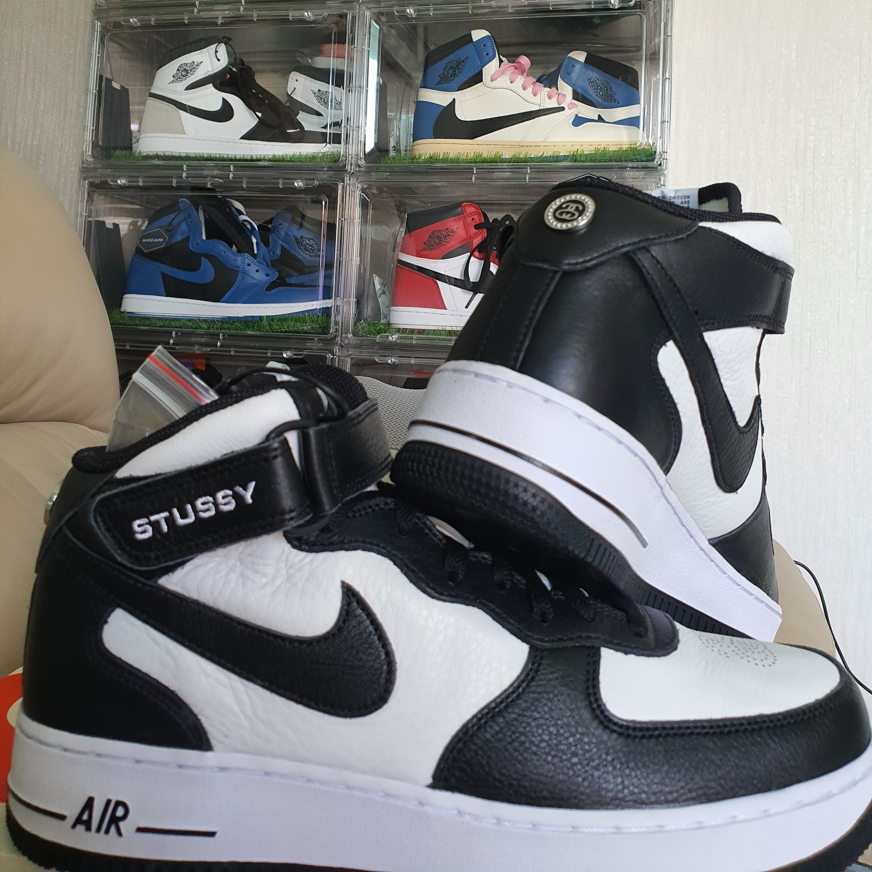Nike x Stussy Air Force 1 '07 Mid SP Black and Light Bone, Jordan 1 Retro High OG Bleached Coral 착용 스타일 - 1