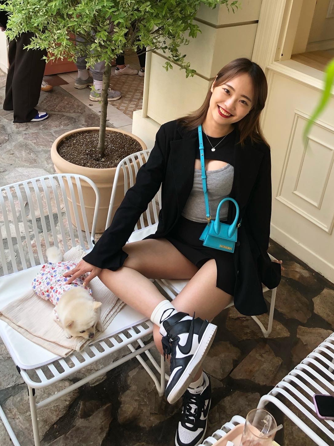 Jacquemus Le Grand Chiquito Large Leather Handbag Turquoise, Nike x Ambush Dunk High Black 착용 스타일 - 1