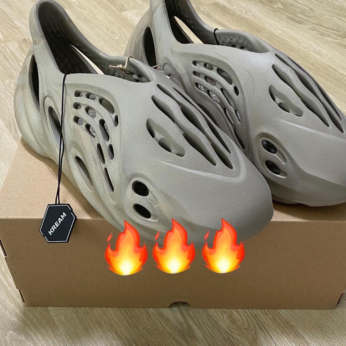 Adidas Yeezy Foam RNNR Stone Sage 착용 스타일