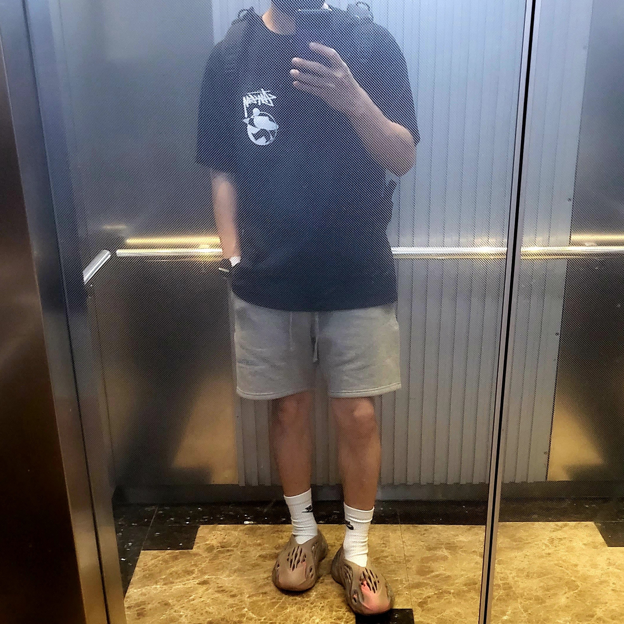 Stussy x Our Legacy Surfman 2 Pigment Dyed T-Shirt Black, Adidas Yeezy Foam RNNR MX Sand Grey 착용 스타일