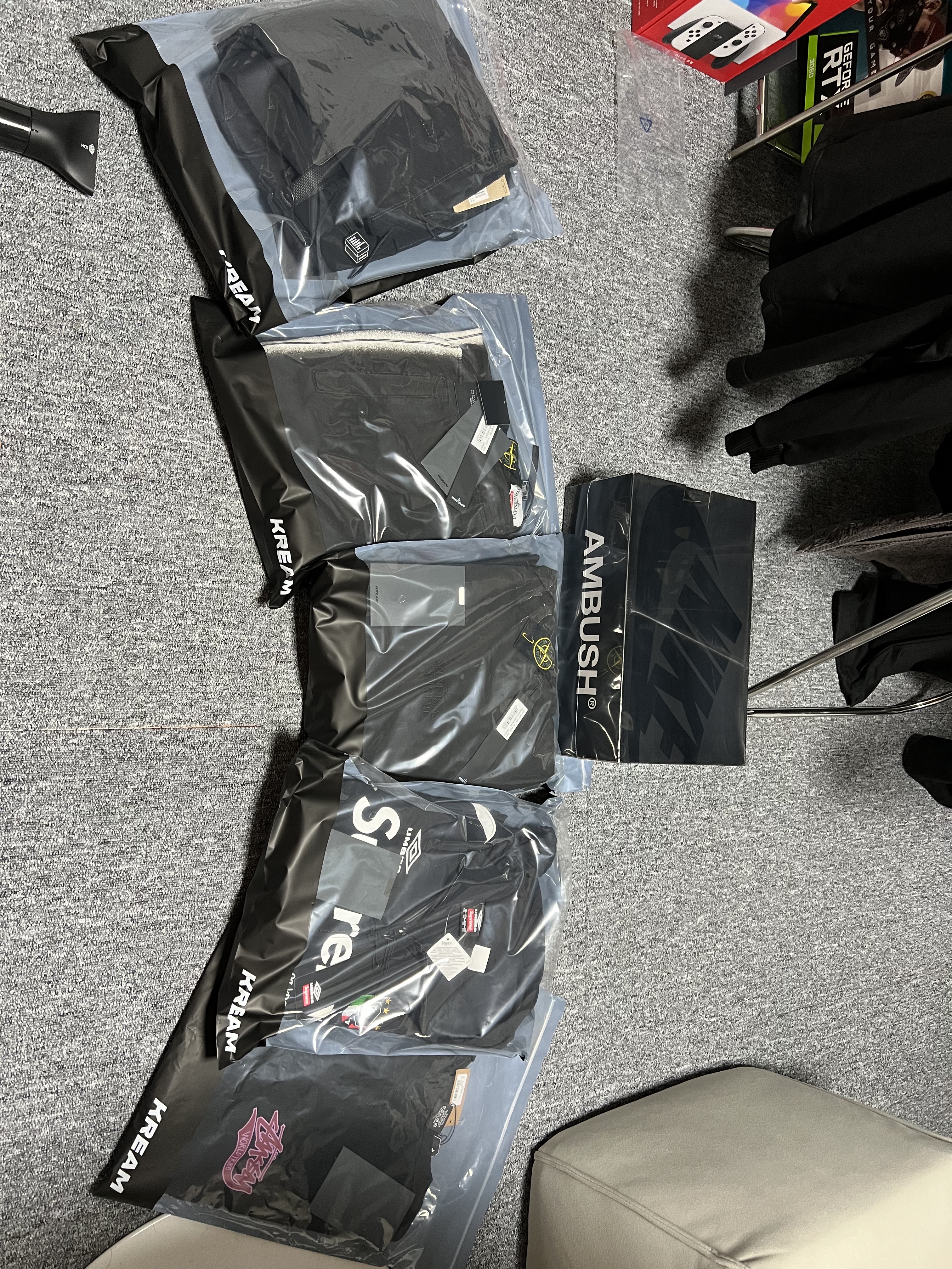 Supreme x Stone Island Stripe Hooded Sweatshirt Black - 22SS, Supreme x Stone Island Stripe Sweatpants Black - 22SS 착용 스타일