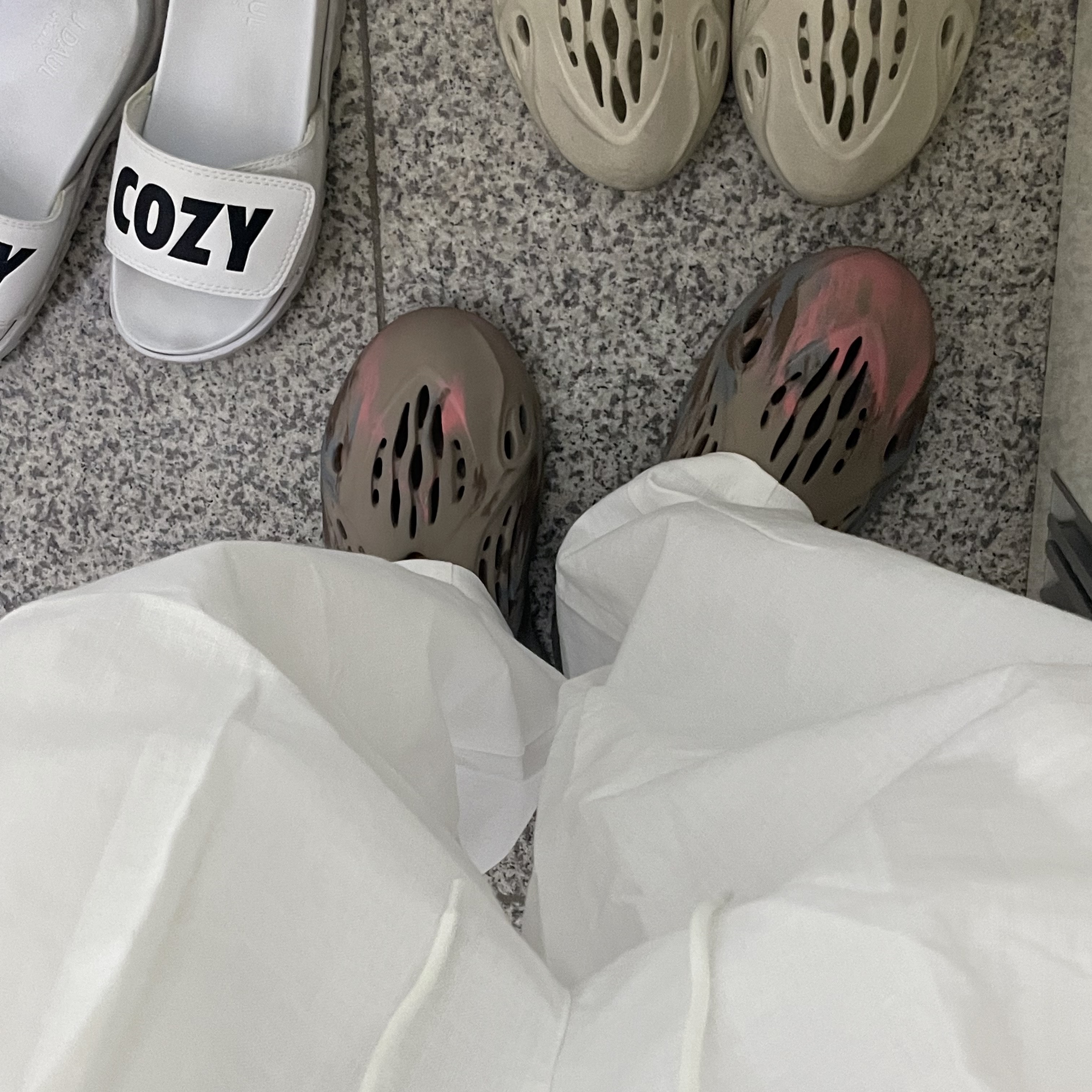 Adidas Yeezy Foam RNNR MX Sand Grey, Adidas Yeezy Foam RNNR Ararat 착용 스타일
