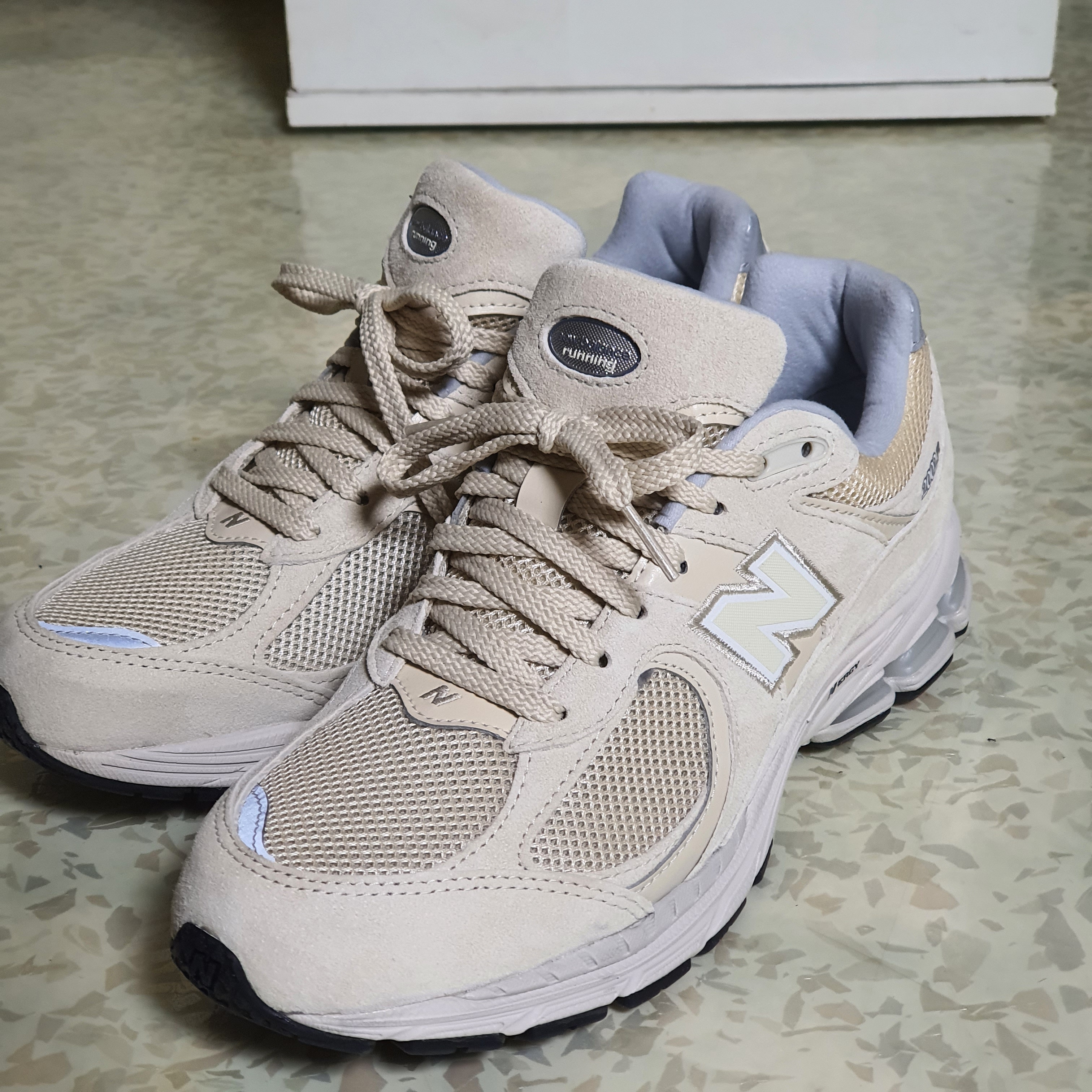New Balance 2002R Beige Bone 착용 스타일